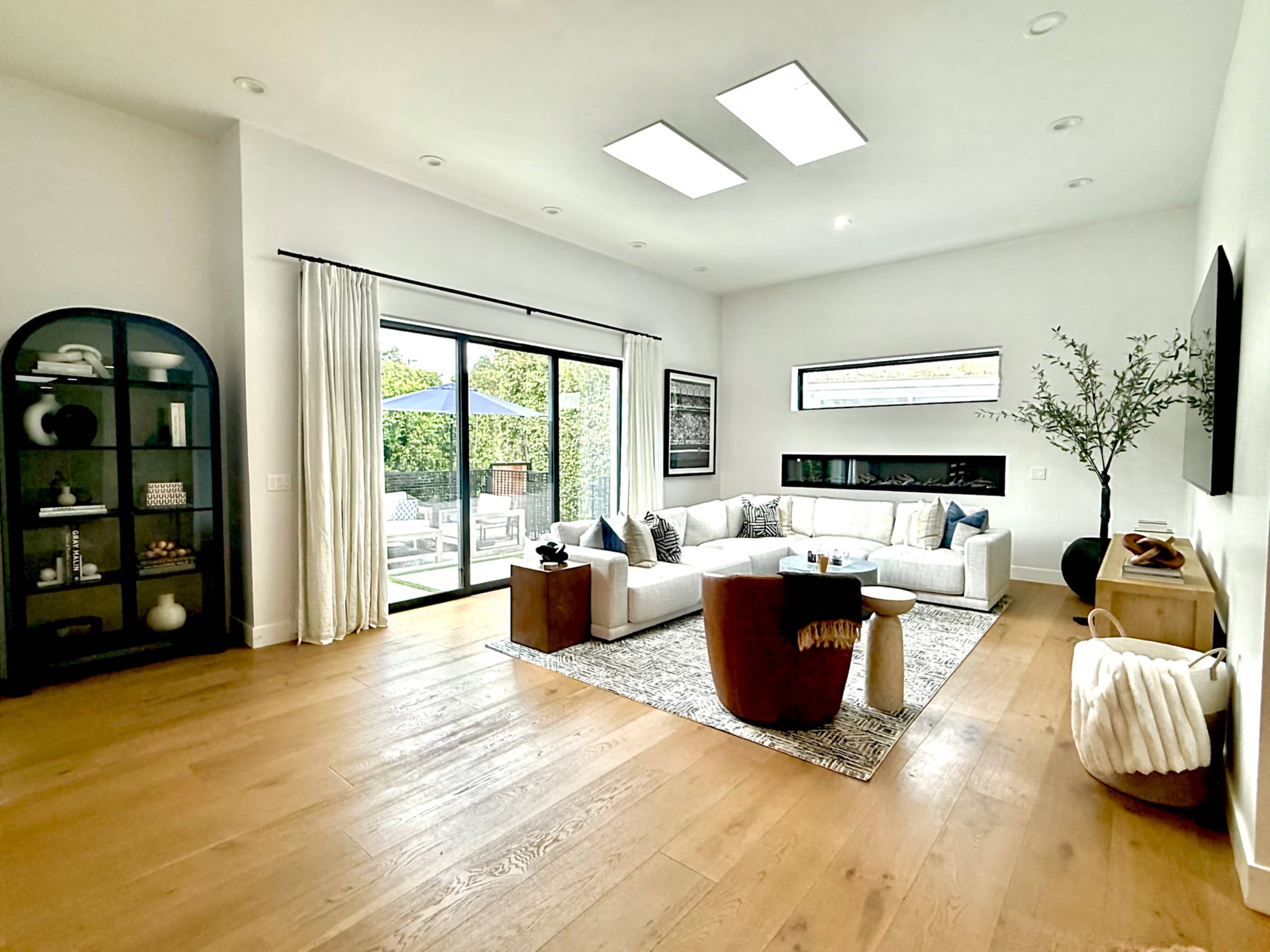 Cozy Brentwood Contemporary Image in Brentwood, Los Angeles, CA