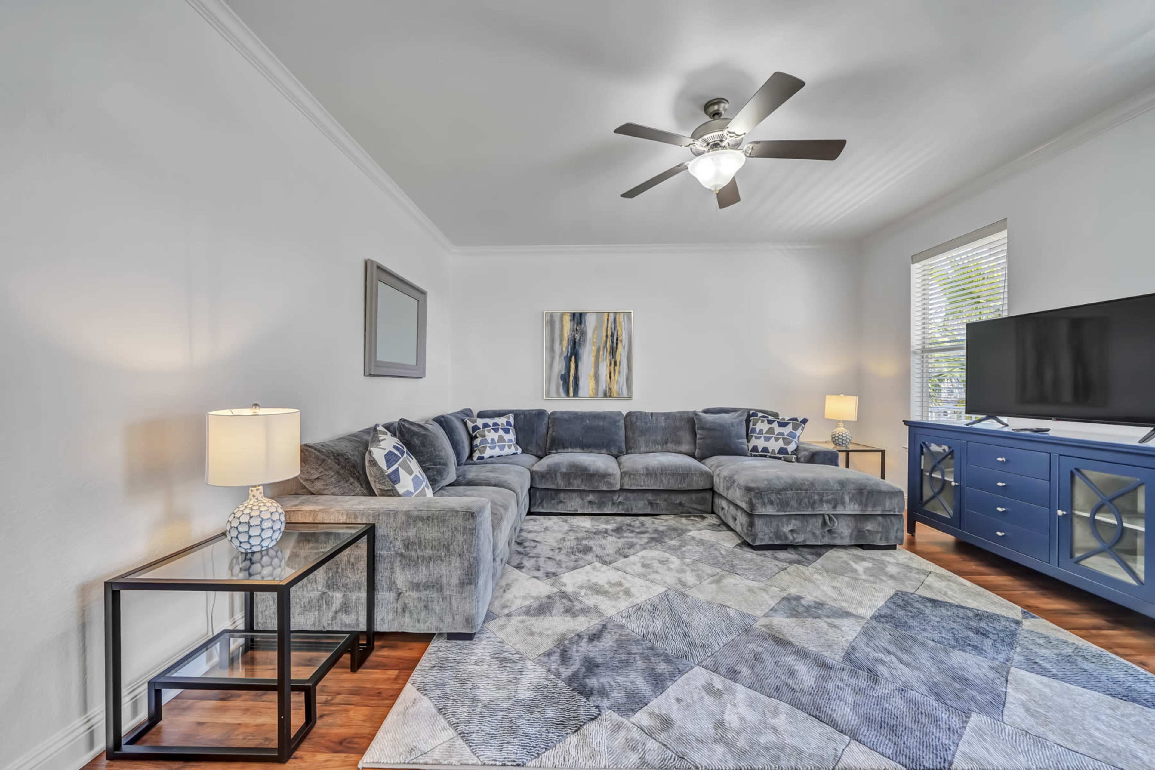 Luxurious Beach Getaway with Spacious Rooms, Pool Access & Modern Amenities Image in Destin, Destin, FL