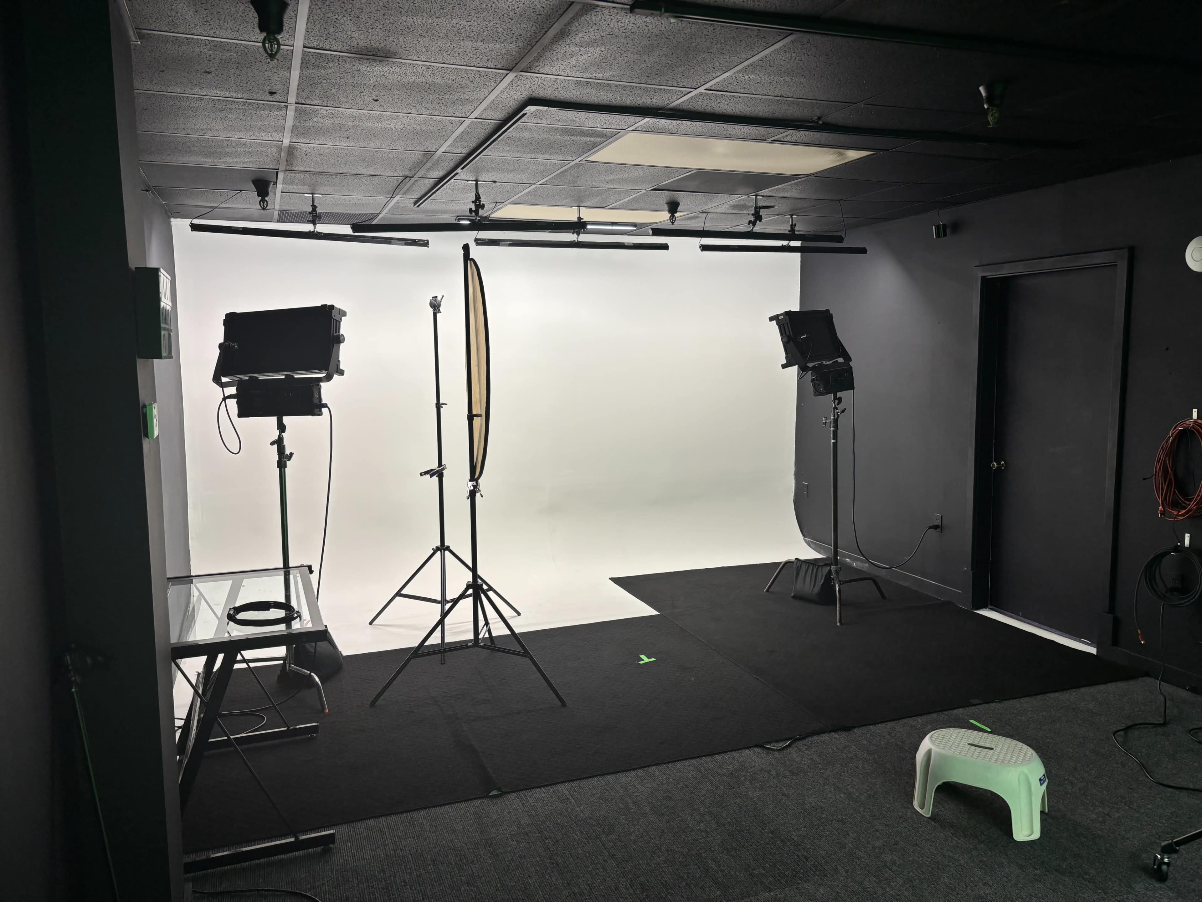 Compact Studio with Green and White Cyc Walls Image in Phoenix Hill, Louisville, KY