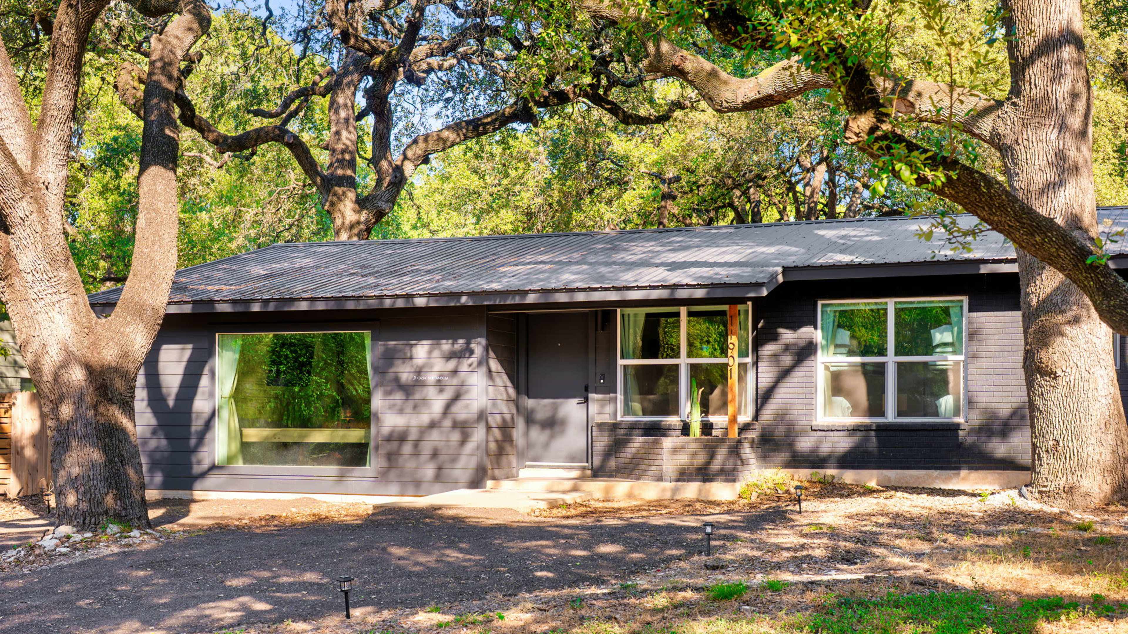 The Oak Tree Oasis – Spacious Ranch with Games & Backyard for 100 Guests Image in Walnut Forest, Austin, TX