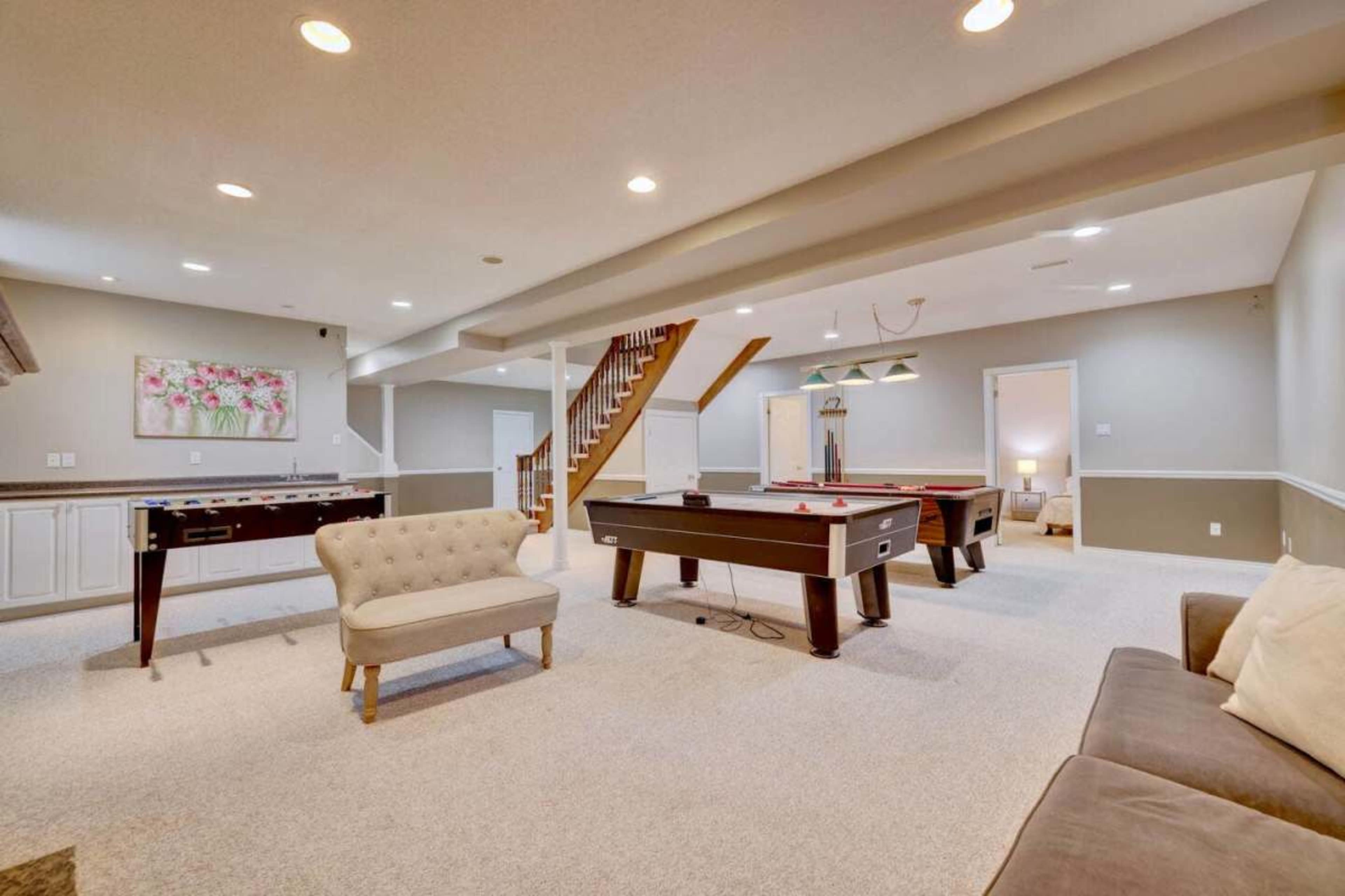 Spacious 7-Bedroom Villa With Pool, Hot Tub, And Game Room – Ideal For Film & Photo Shoots Image in Mississauga, Mississauga, ON