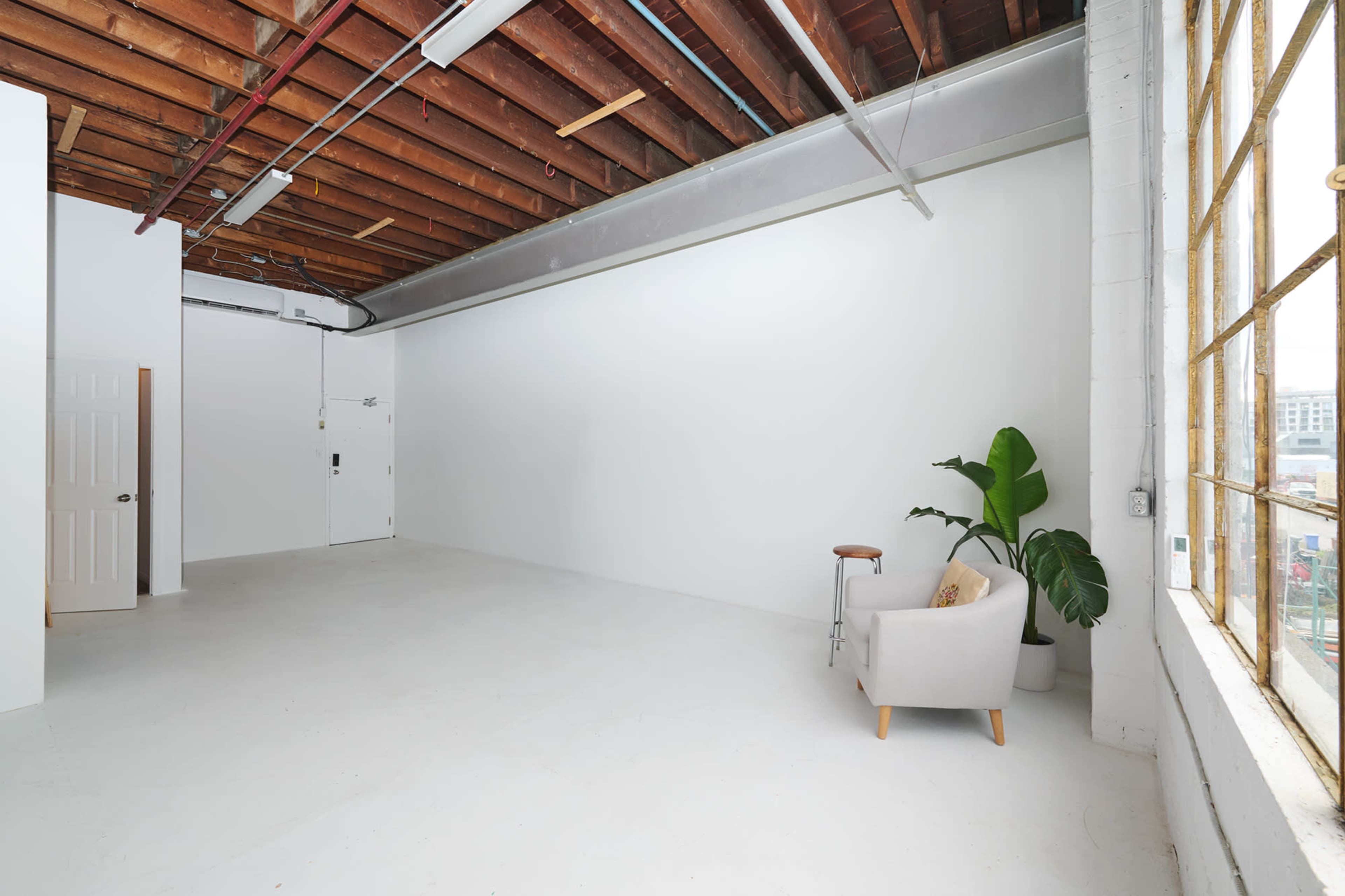 Traditional Photo Studio with Even North Light Image in Leaside, Toronto, ON