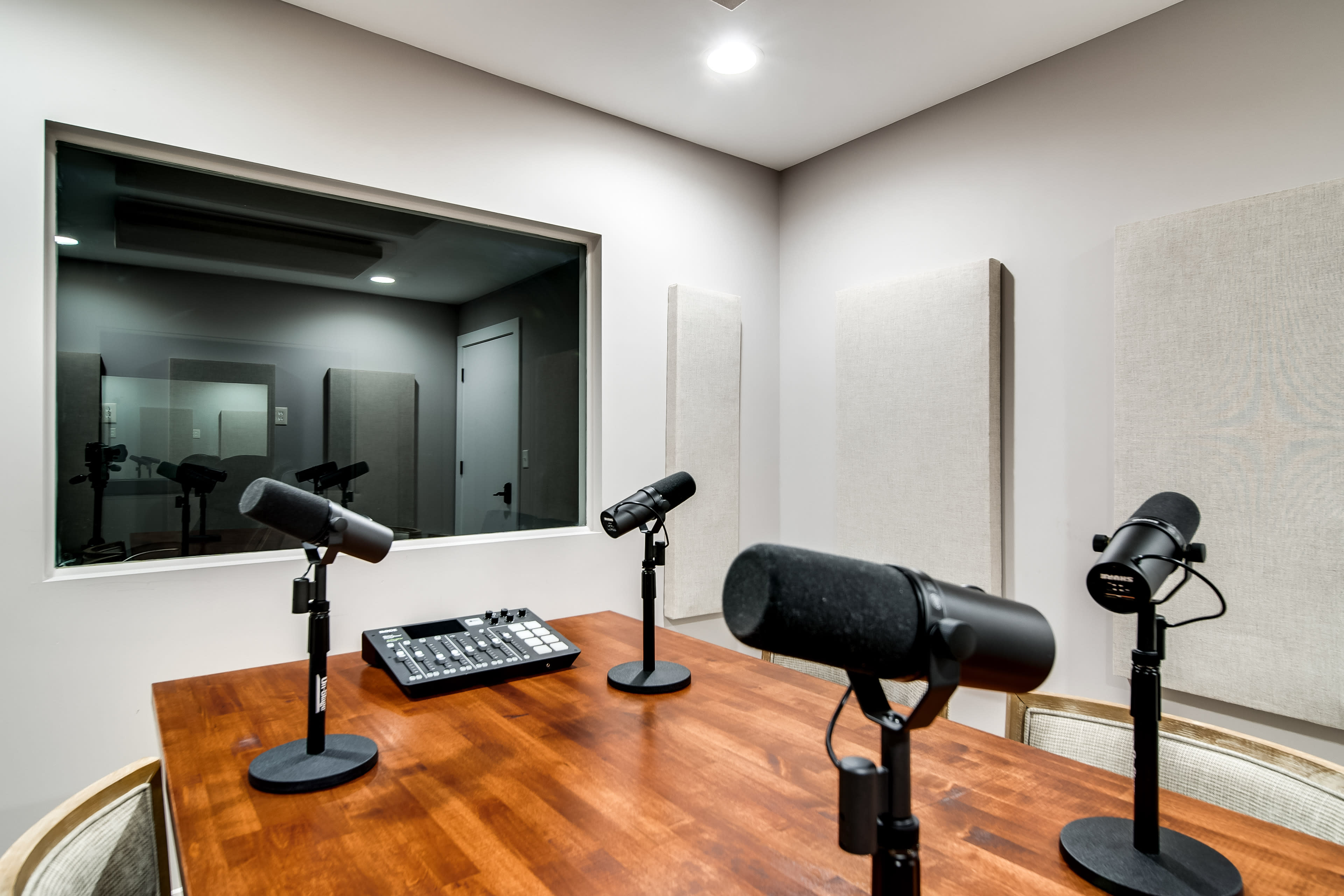 Professional Podcast Studio with High - Quality Equipment, Acoustics and Soundproof Image in Hendersonville, Hendersonville, TN