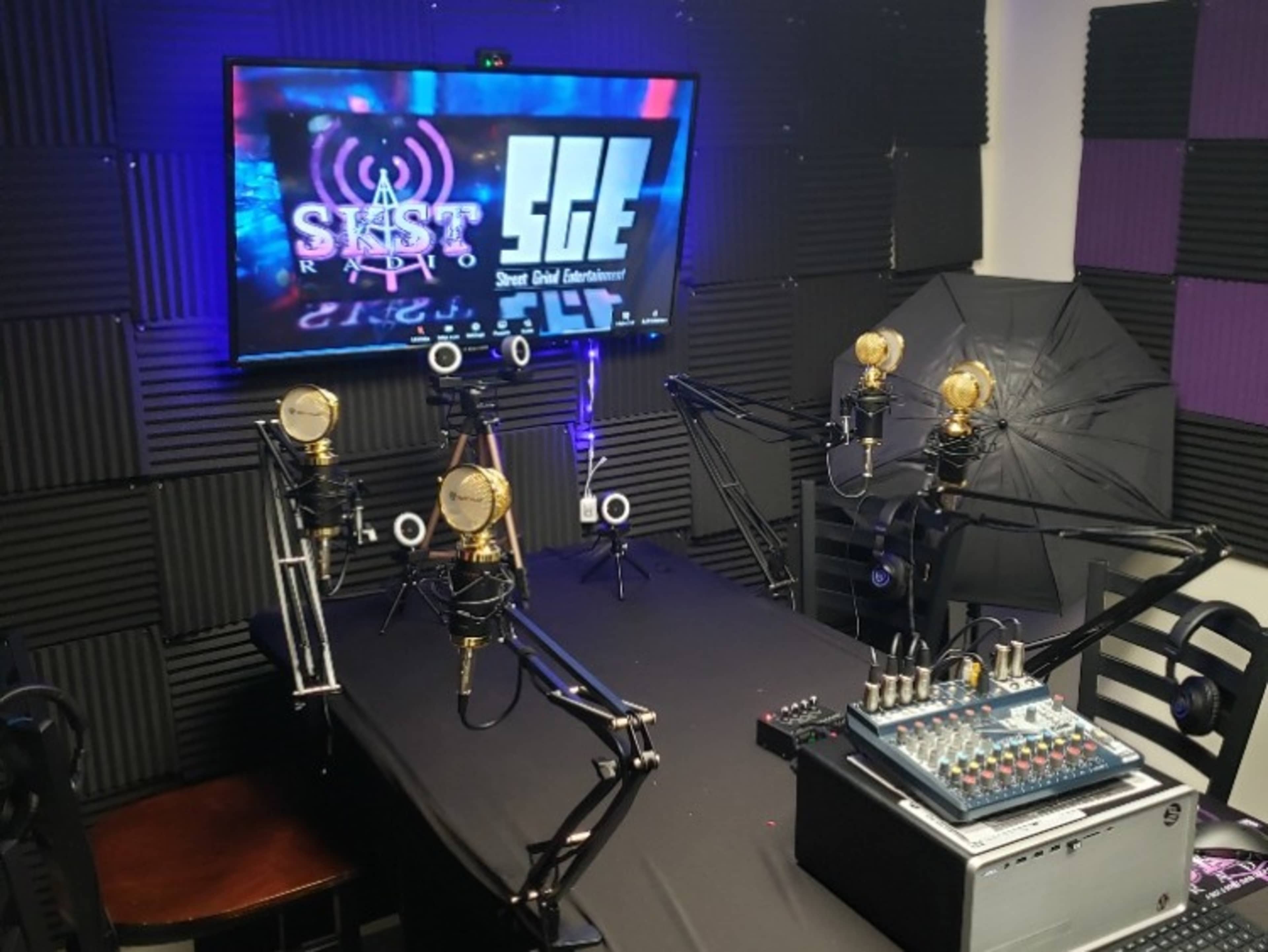 4 Mic , 4 camera  Podcast room