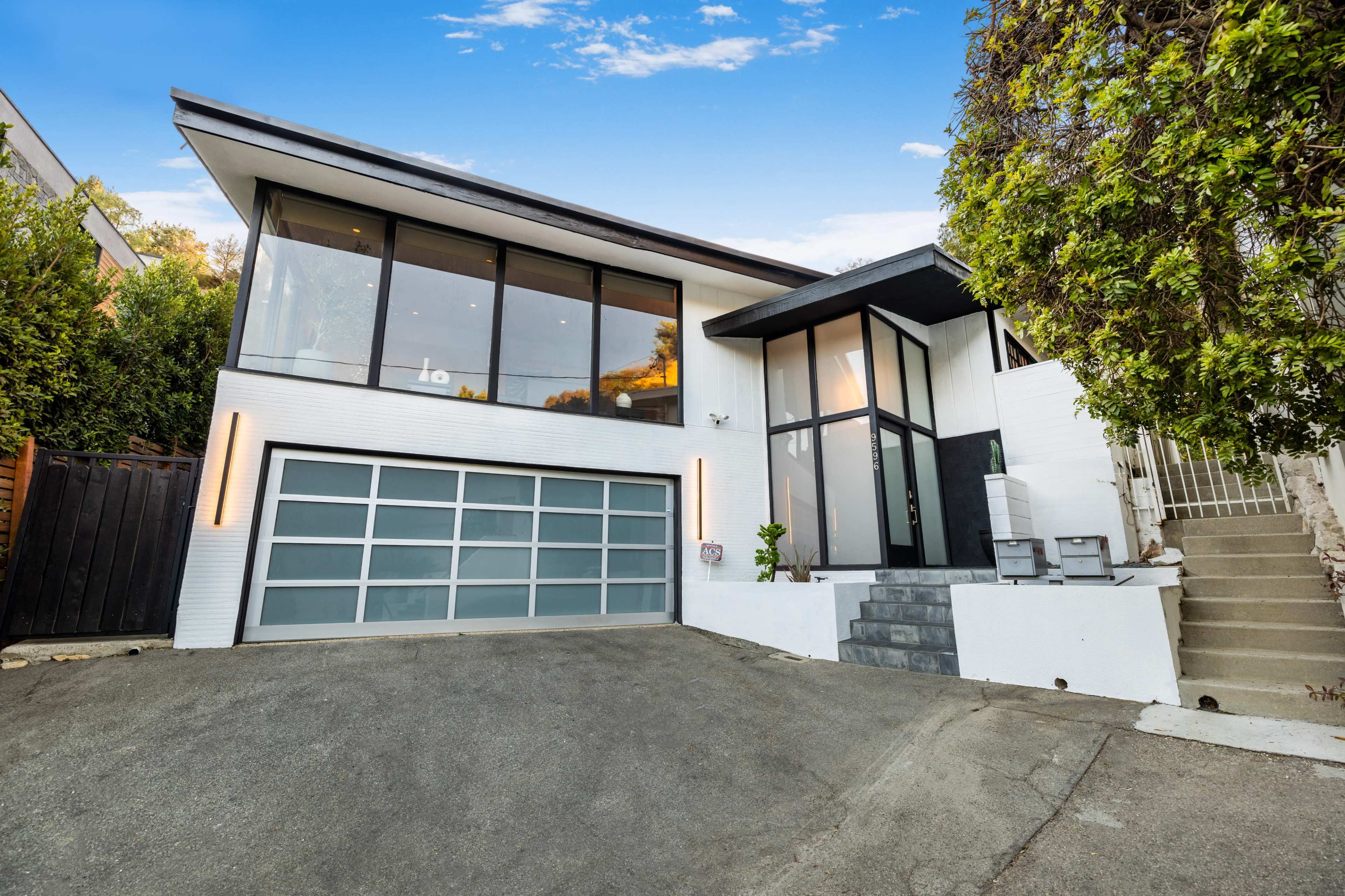 SHIRLY LANE MODERN RANCH/ HILLSIDE VIEWS/ POOL Image in Beverly Crest, Beverly Hills, CA