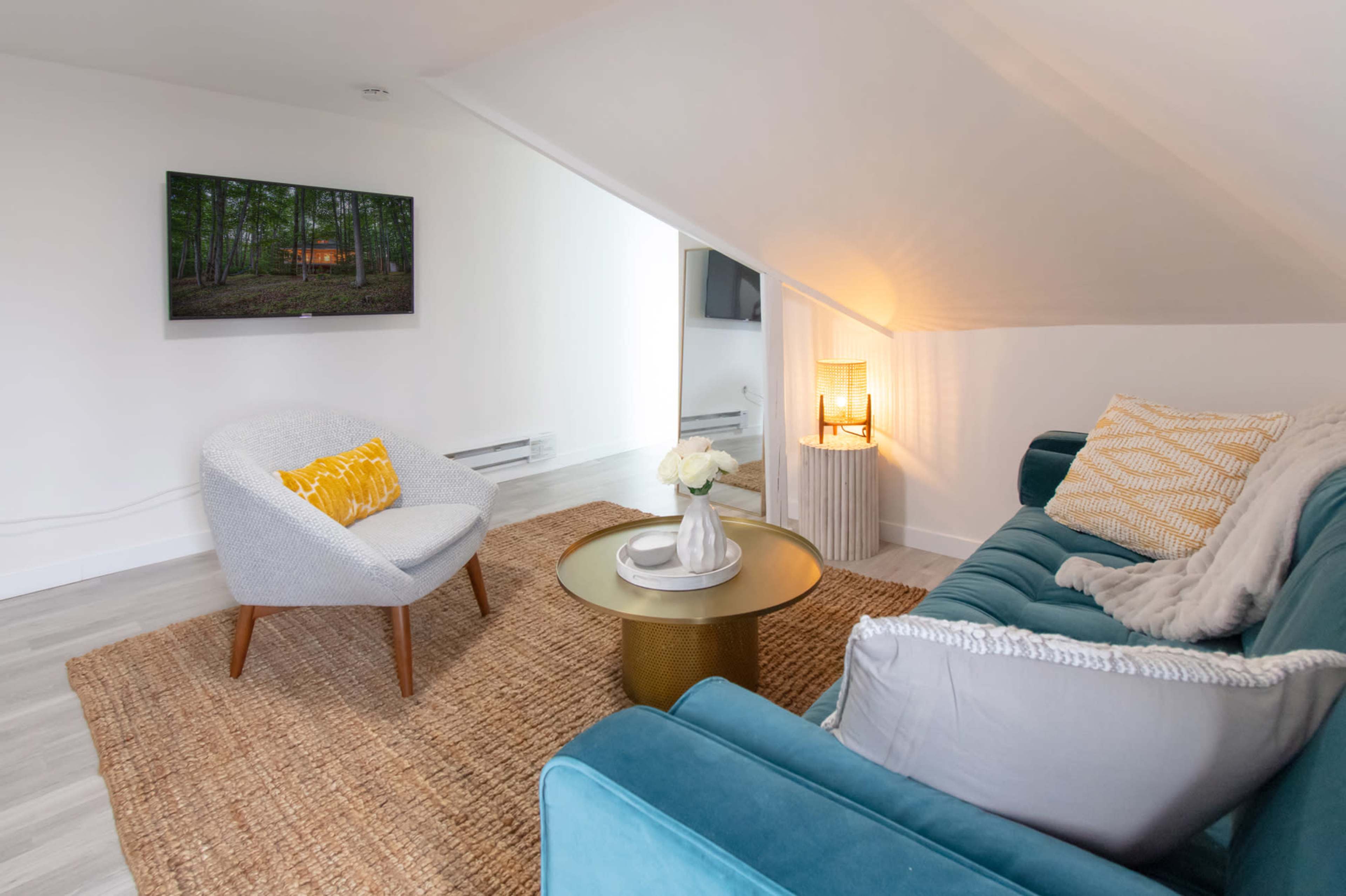 Light and Bright | The Attic | 1 Bdrm Hideaway Image in Landsdale, Hamilton, ON