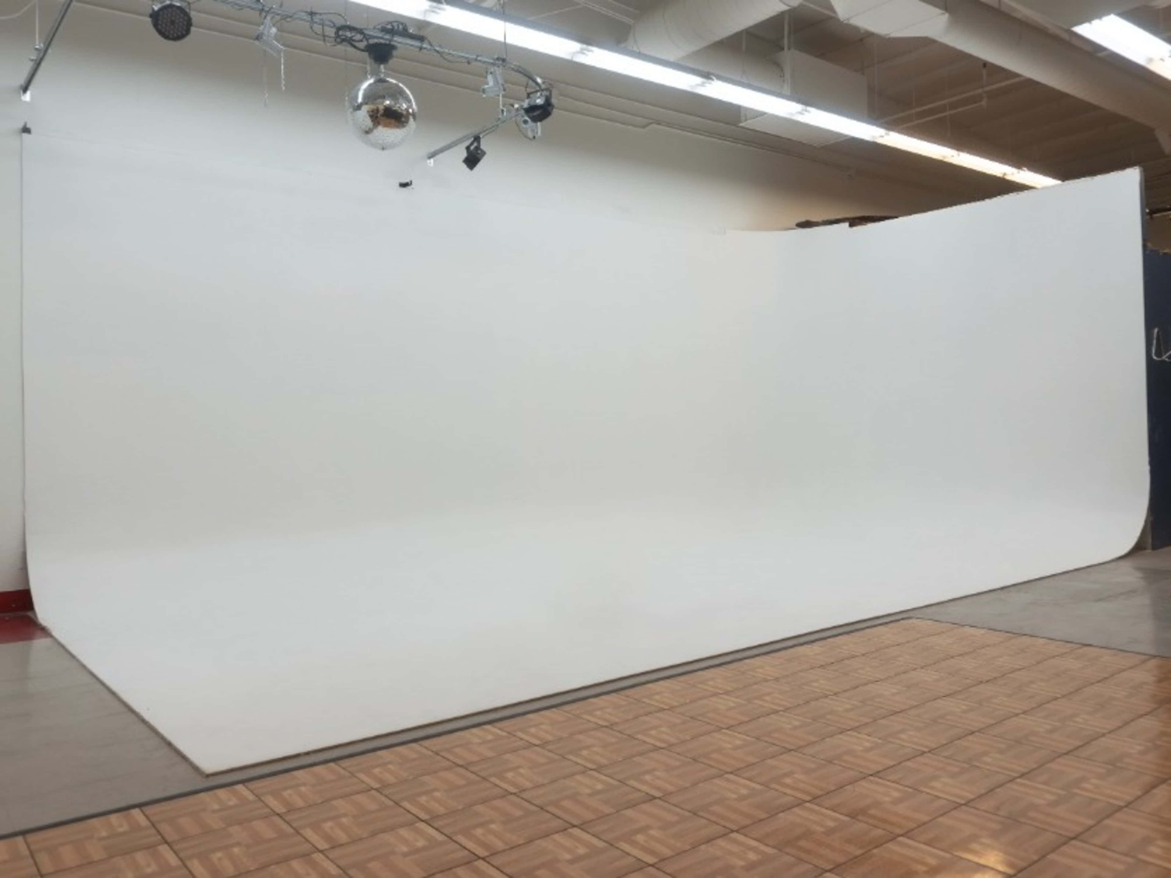 Cyclorama/Infinity Wall