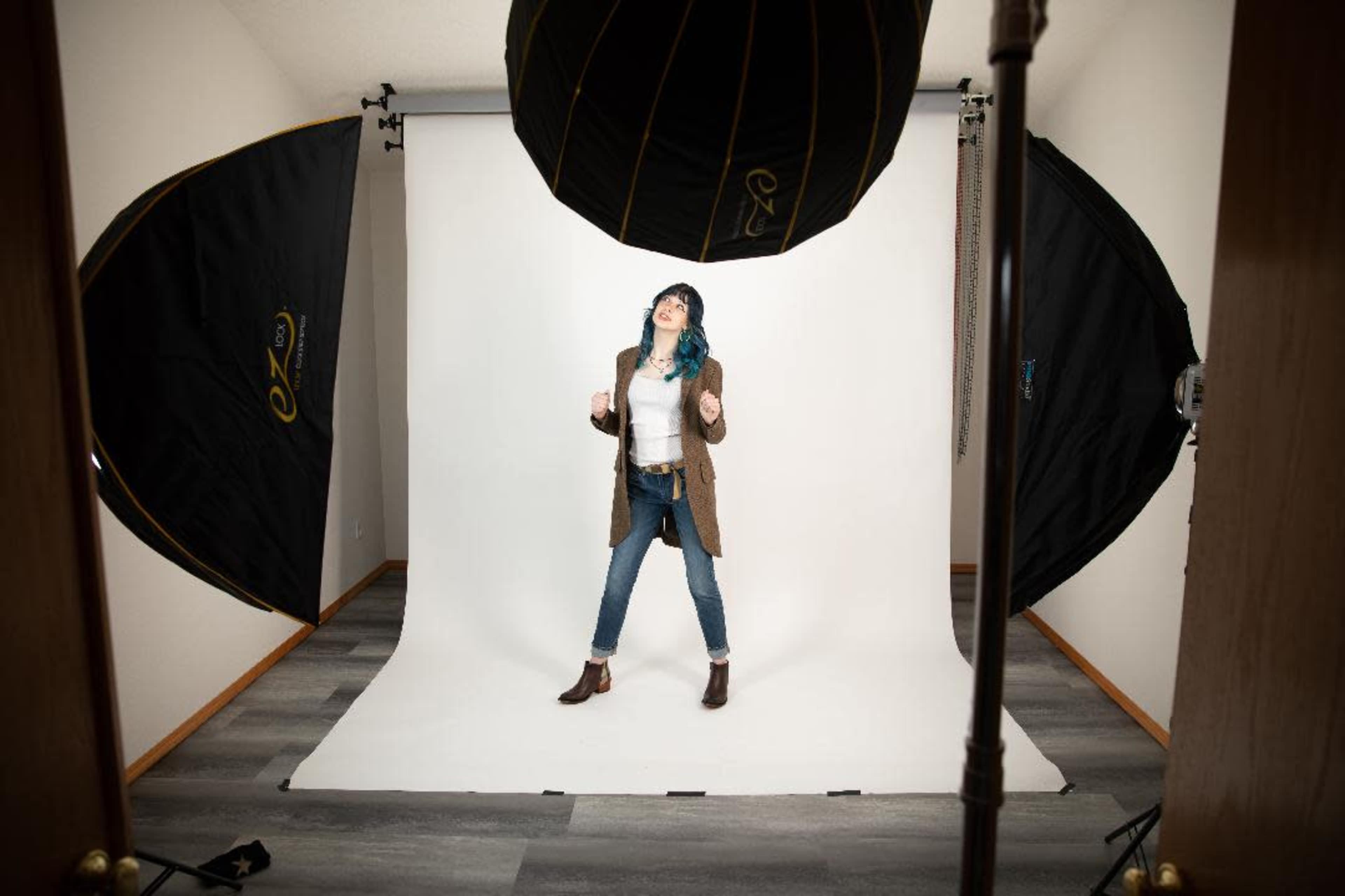 Double R Western Photography Studio – Comfortable Home Space Image in Orchards, Vancouver, WA