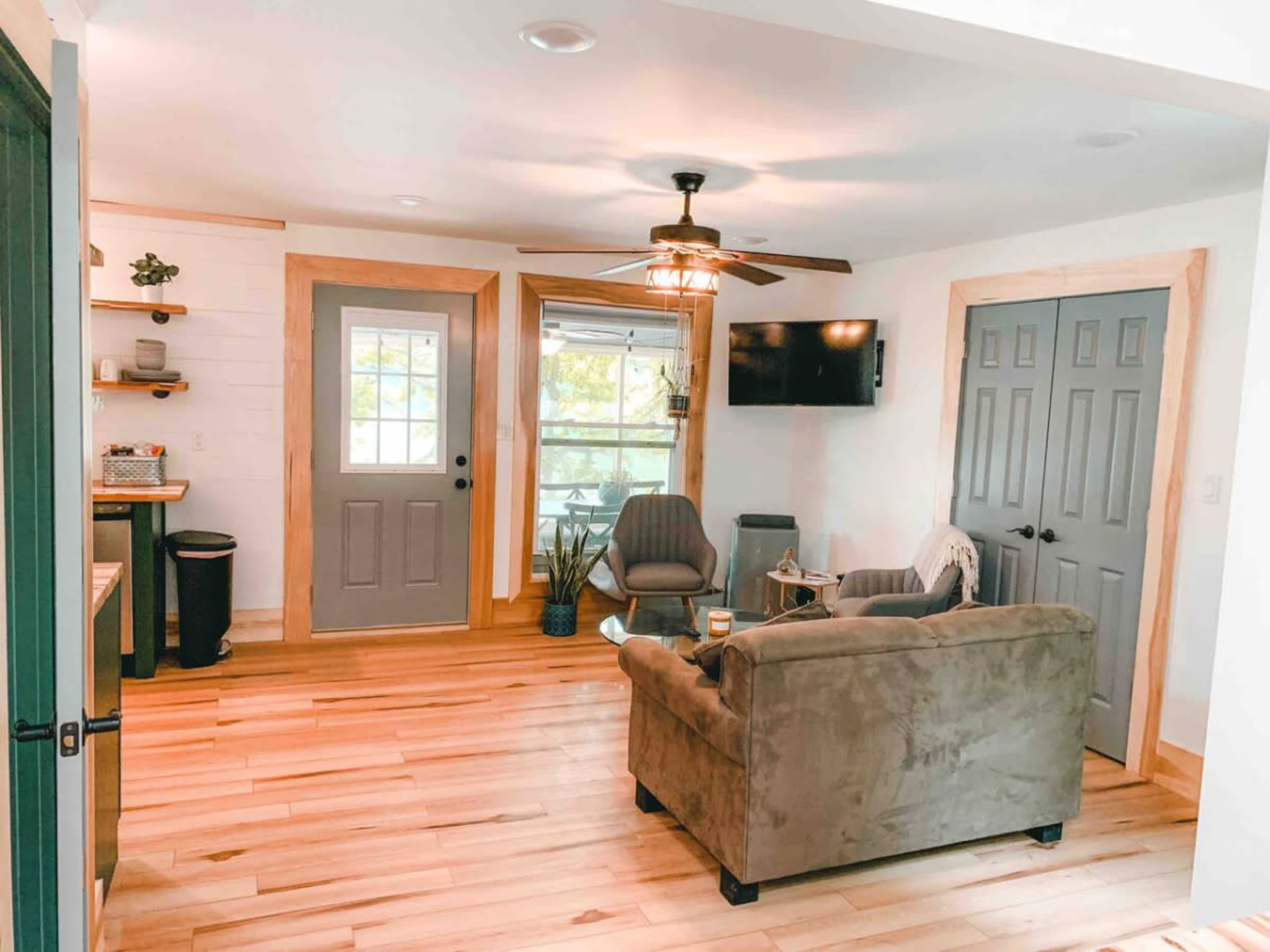 Cozy Cabin on Lake front with Hot tub & firepit Image in Jefferson Township, Martinsville, IN