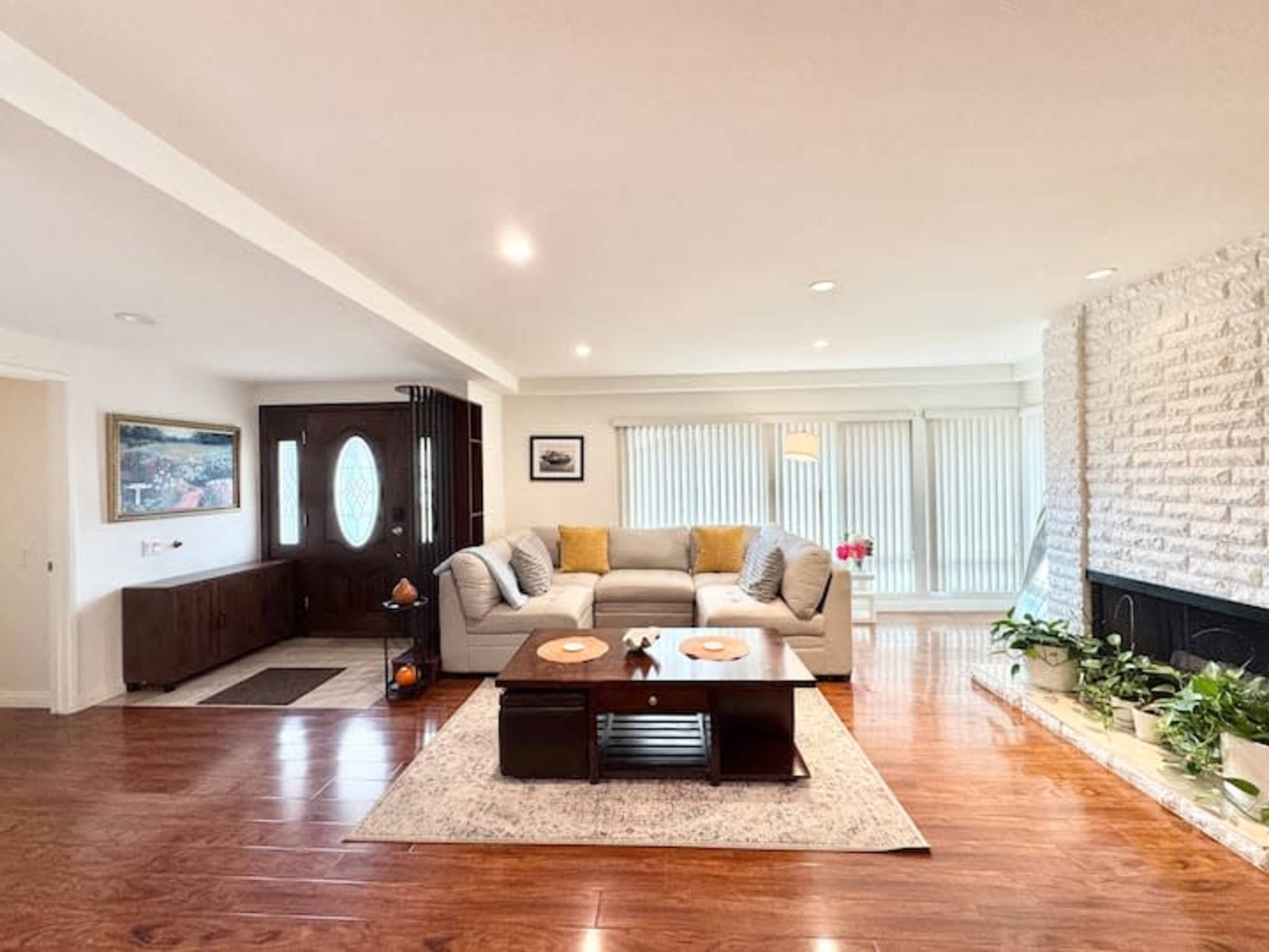 Serene Garden Retreat 4BR Elegant Interior Image in Thousand Oaks, Thousand Oaks, CA