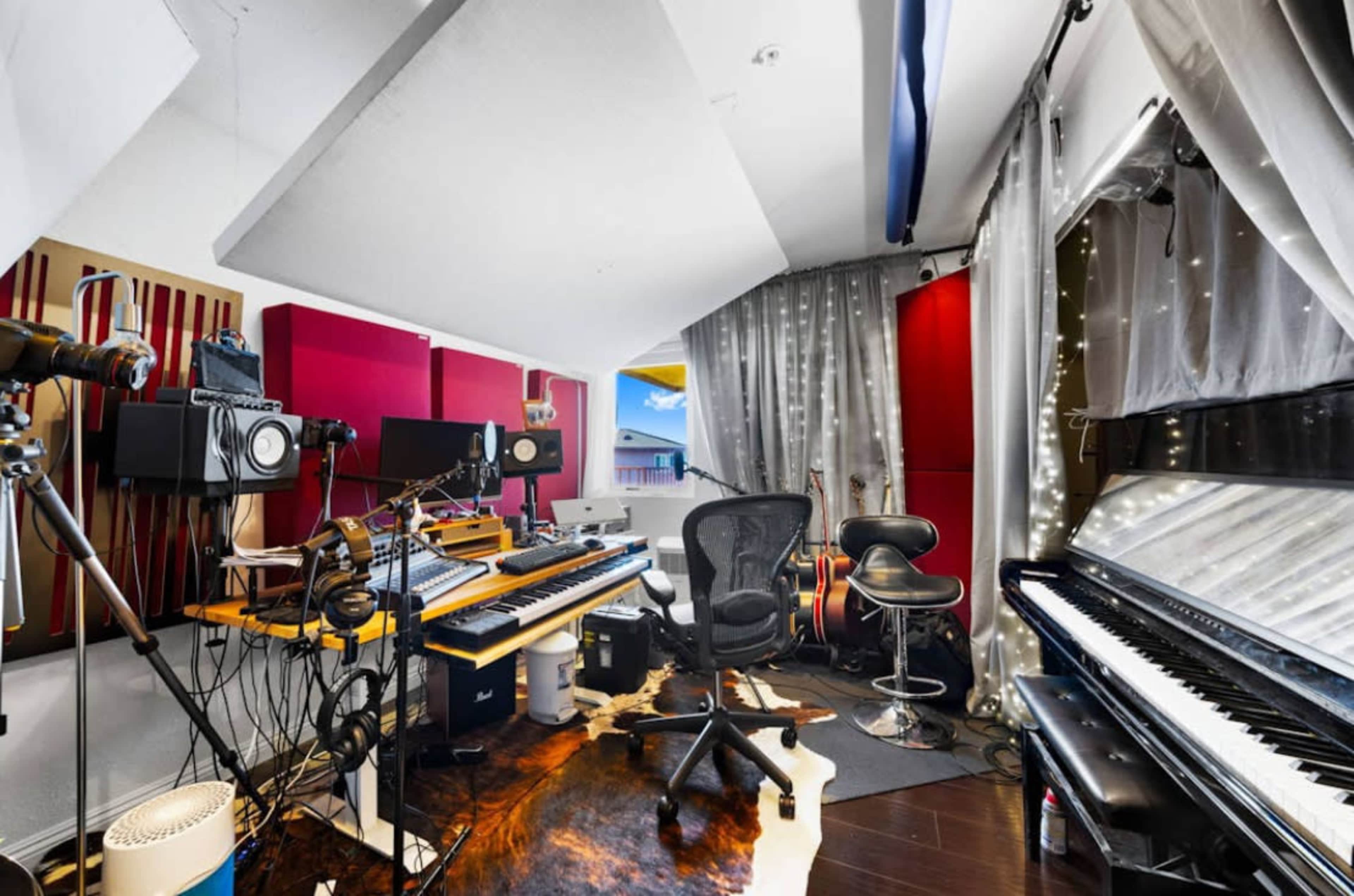 Echo Park Recording Studio for Musicians, Podcasts + 4K Video Podcasts Image in Echo Park, Los Angeles, CA