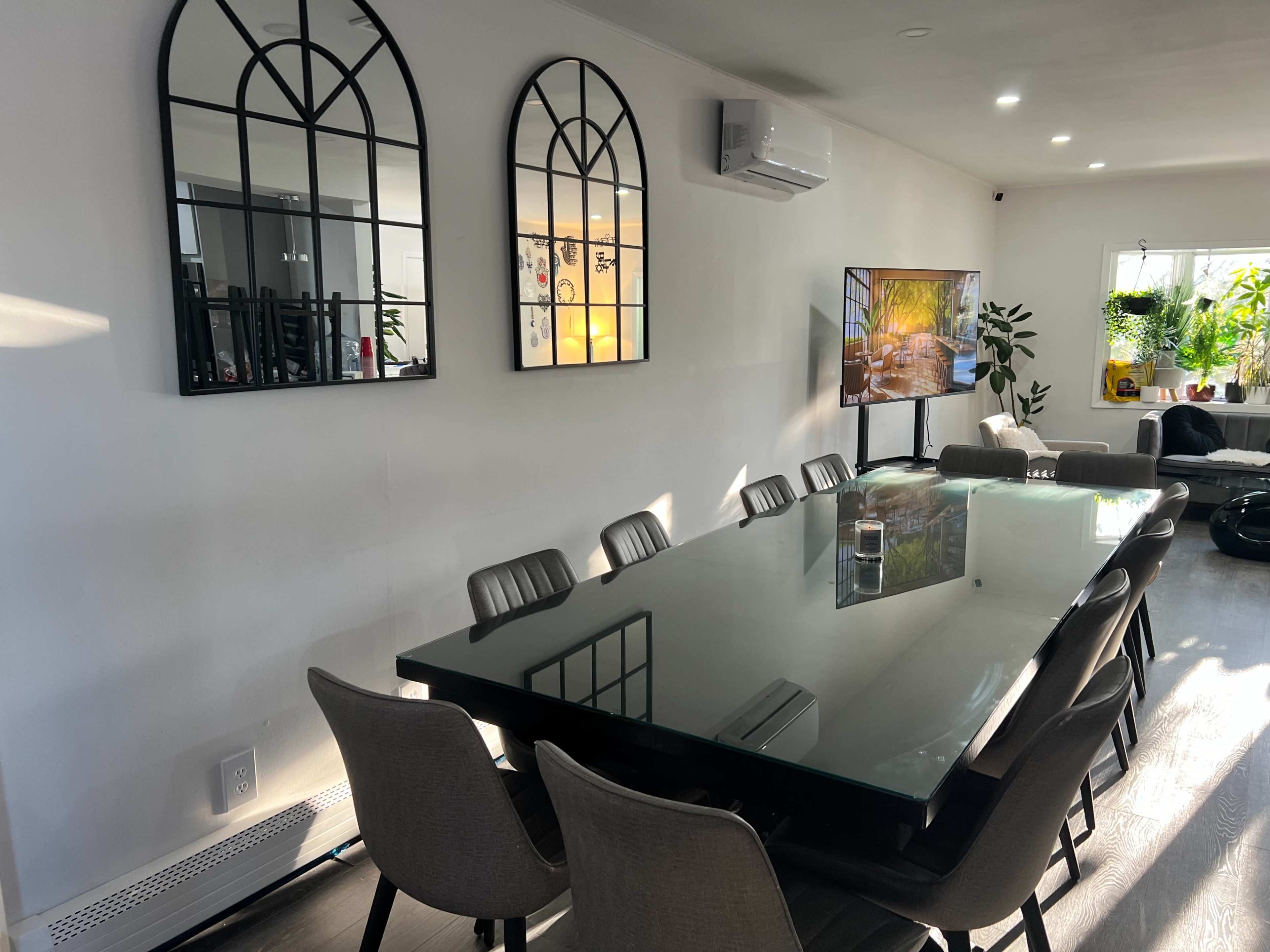 Bright, spaciouse Suburban Long Island home with natural light, easy parking & family style. Image in Oyster Bay, Plainview, NY