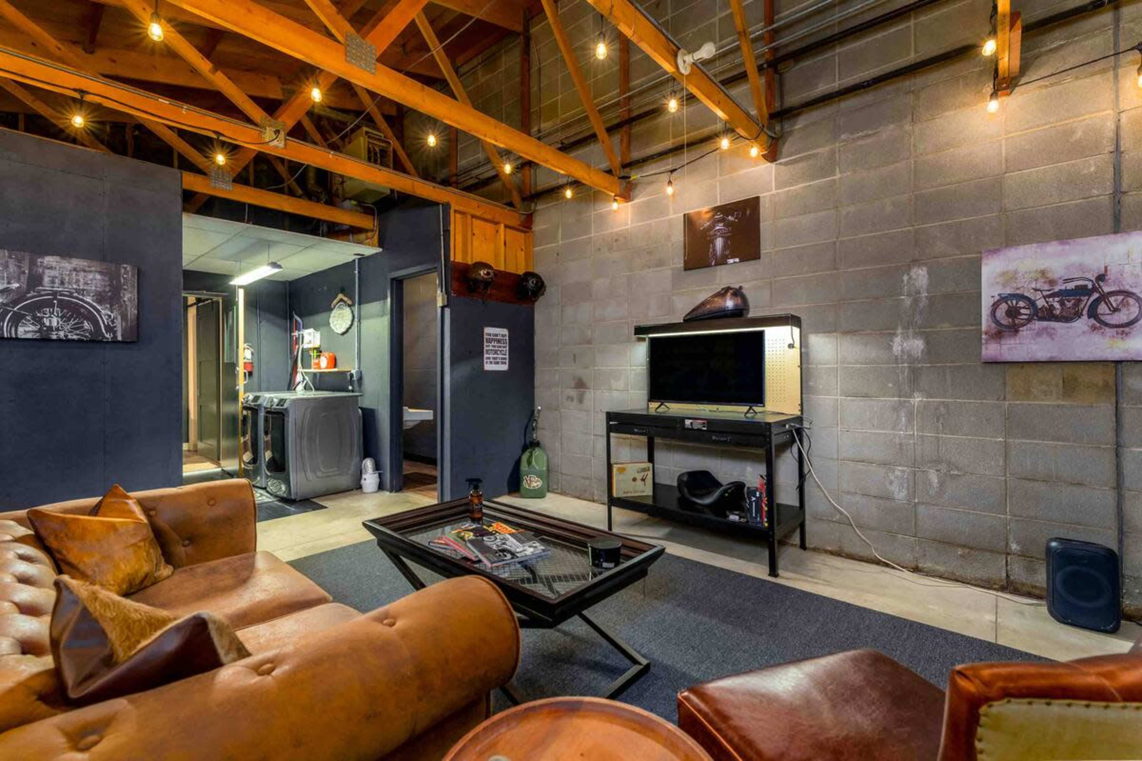 3BR Downtown BOHO Oasis with Epic Garage Hangout Image in The Hyde, Wichita, KS