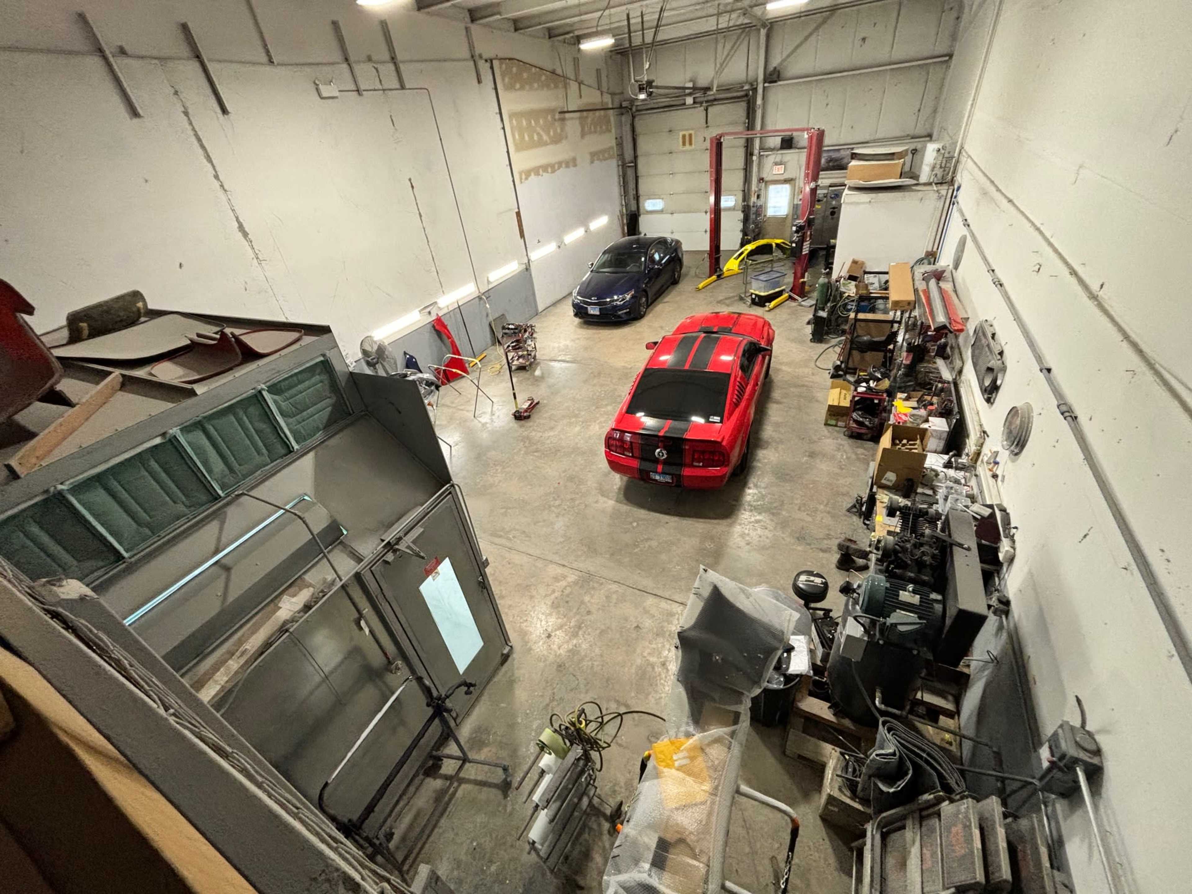 Clean Auto Shop with Full Size Office Image in Frankfort Township, Mokena, IL