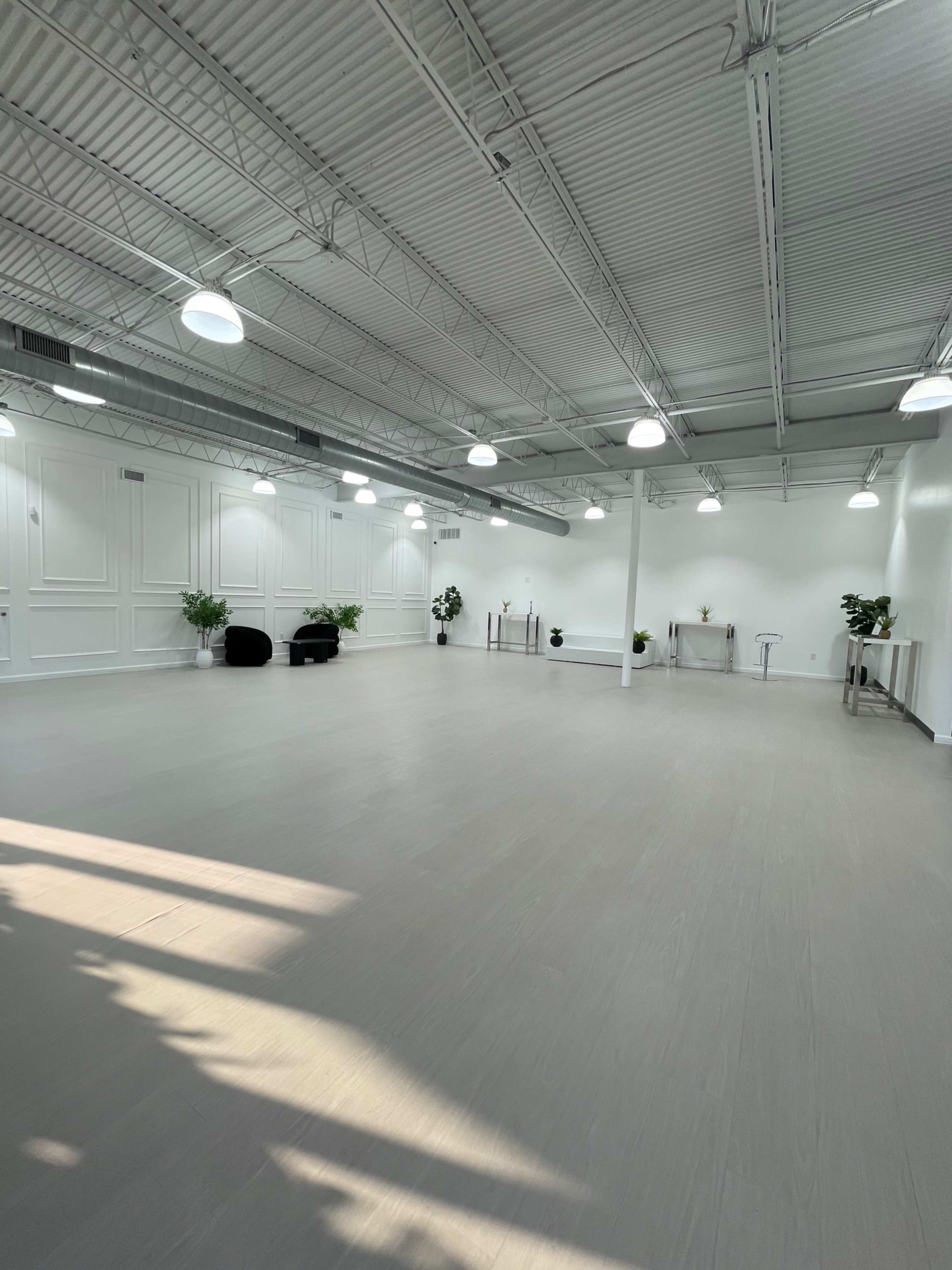 Spacious venue Located just 15 minutes from downtown Houston Image in Lazybrook / Timbergrove, Houston, TX