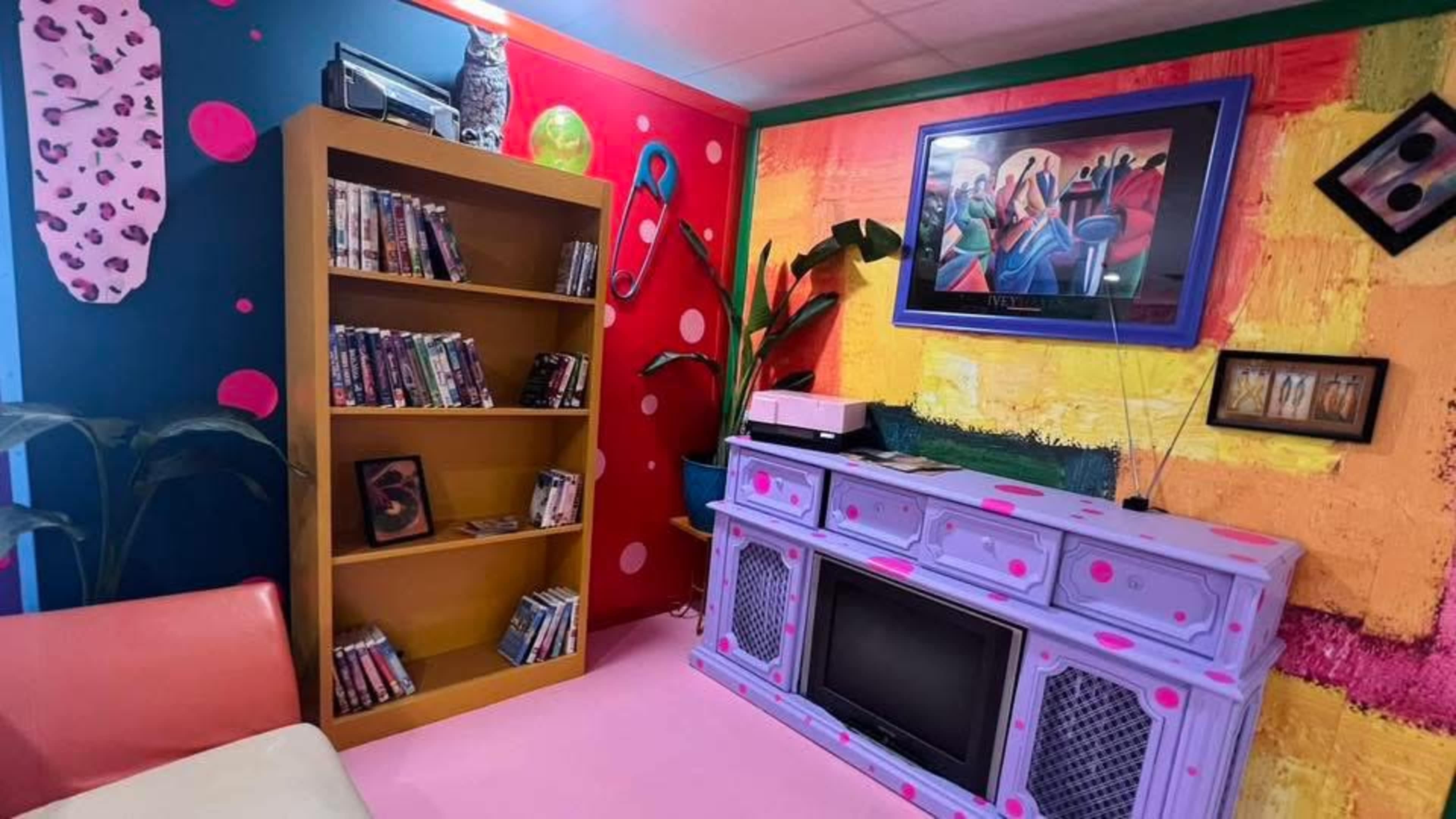 Colorful 80s/90s Retro Living Room Set w/ Vintage TV, Record Player & VHS Wall Image in Highland Hills, Mesquite, TX