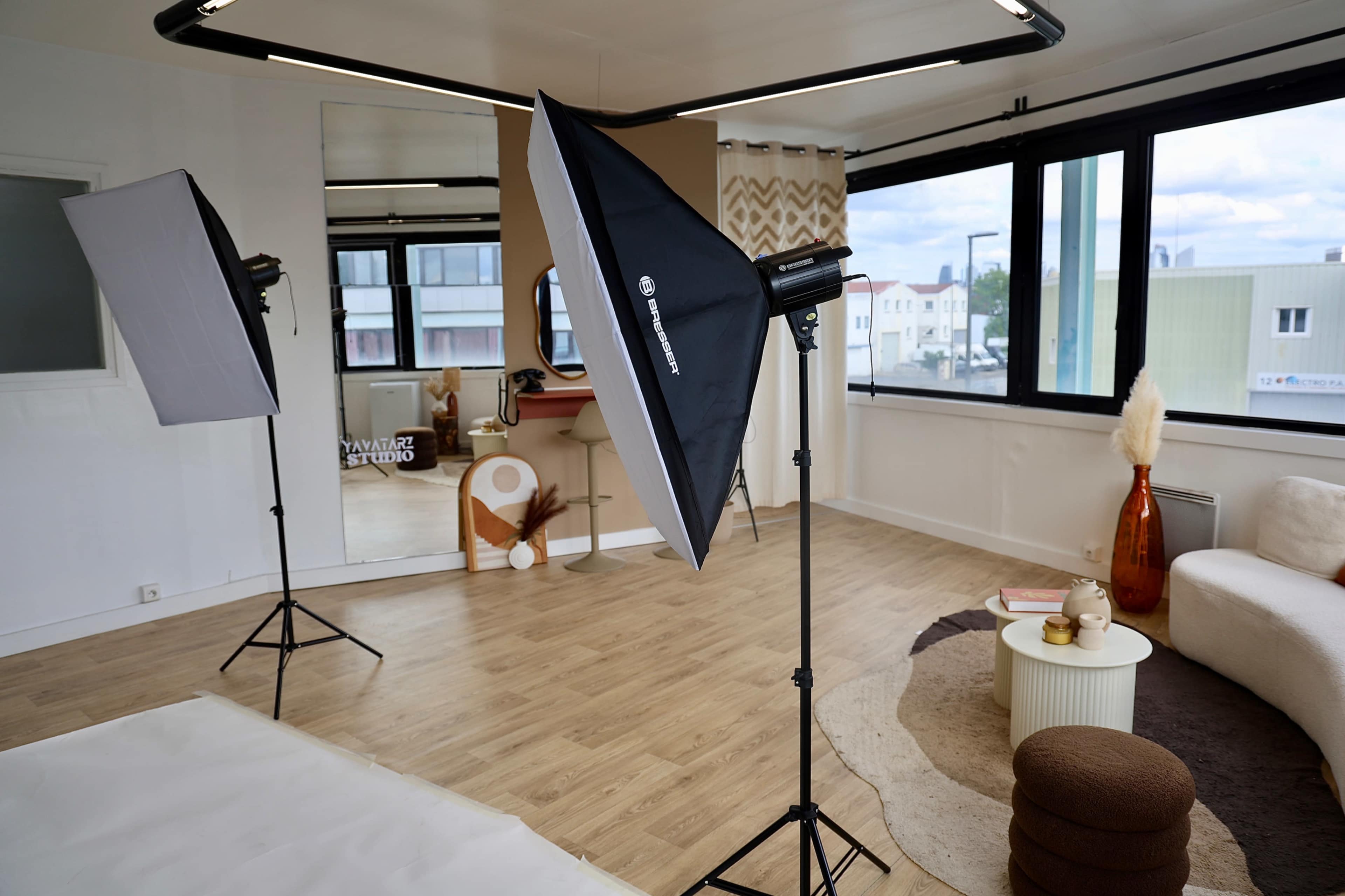 Yavatarz Studio – 26 m² esthétique lumineux, fonds photo, cabine beauté & essayage Image in , Carrières sur Seine, 