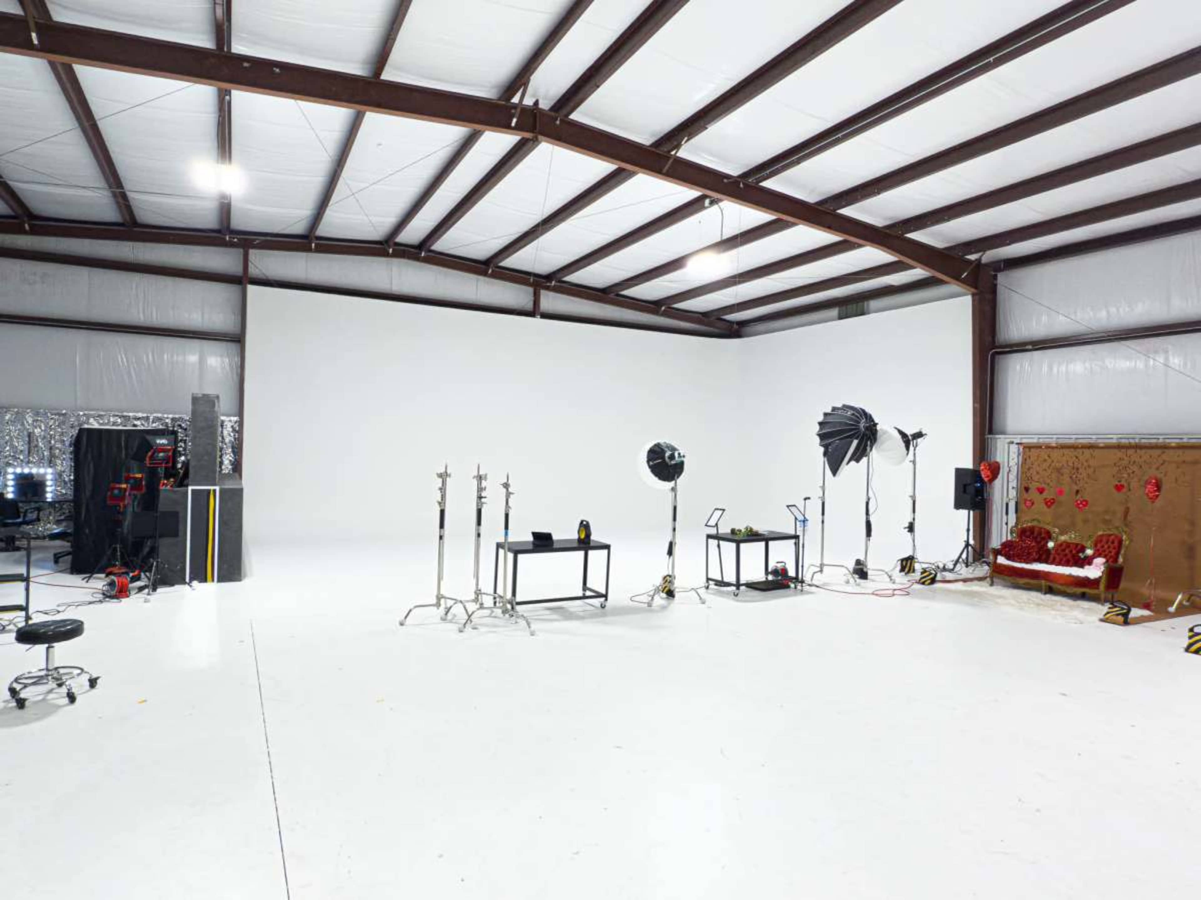 Large Cycloramic Photography / Videography/ Filmmaking Space Image in Huntsville, Huntsville, AL