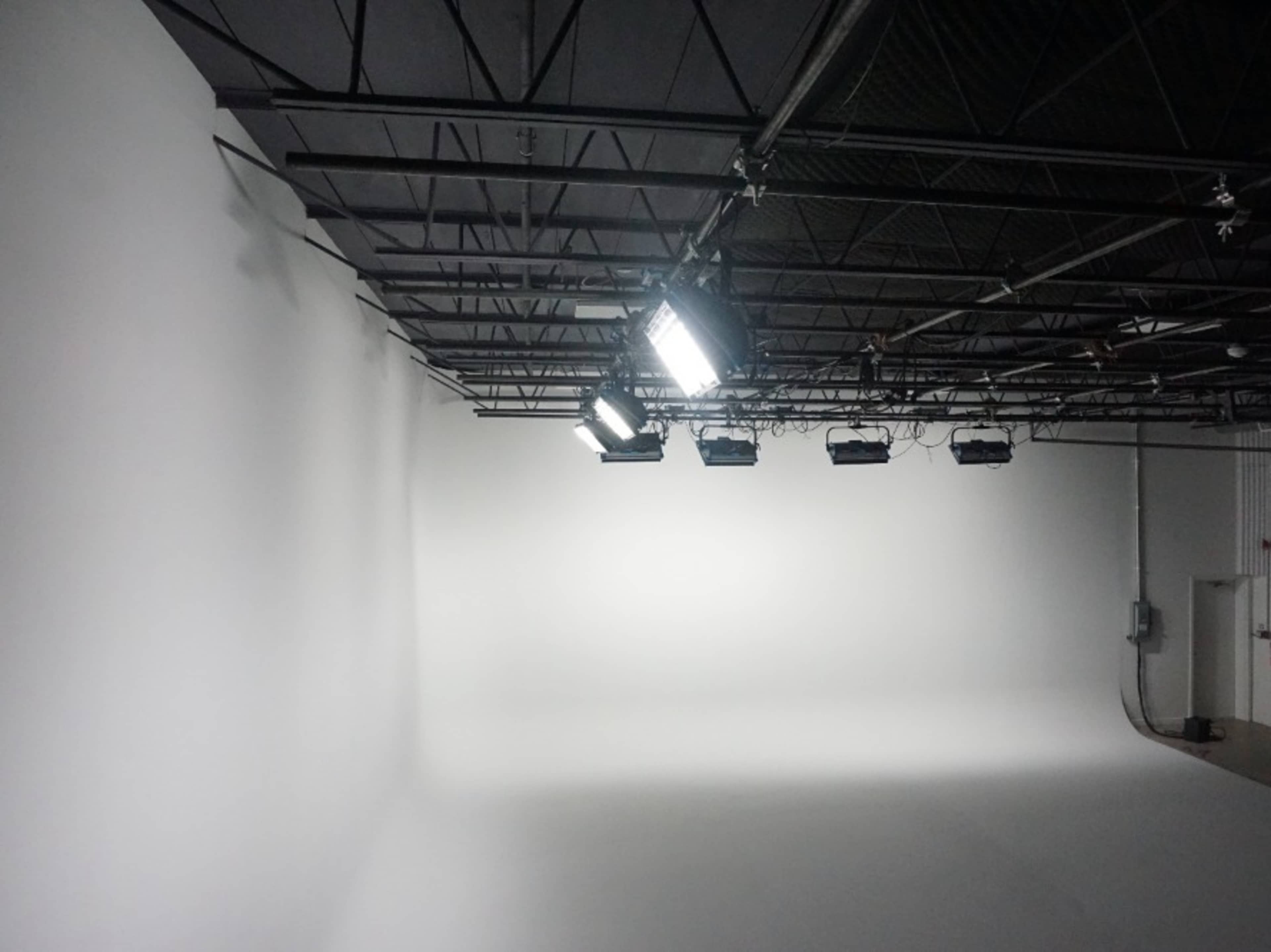 Pre-Lit Cyc Lights (Tungsten or Daylight Option)