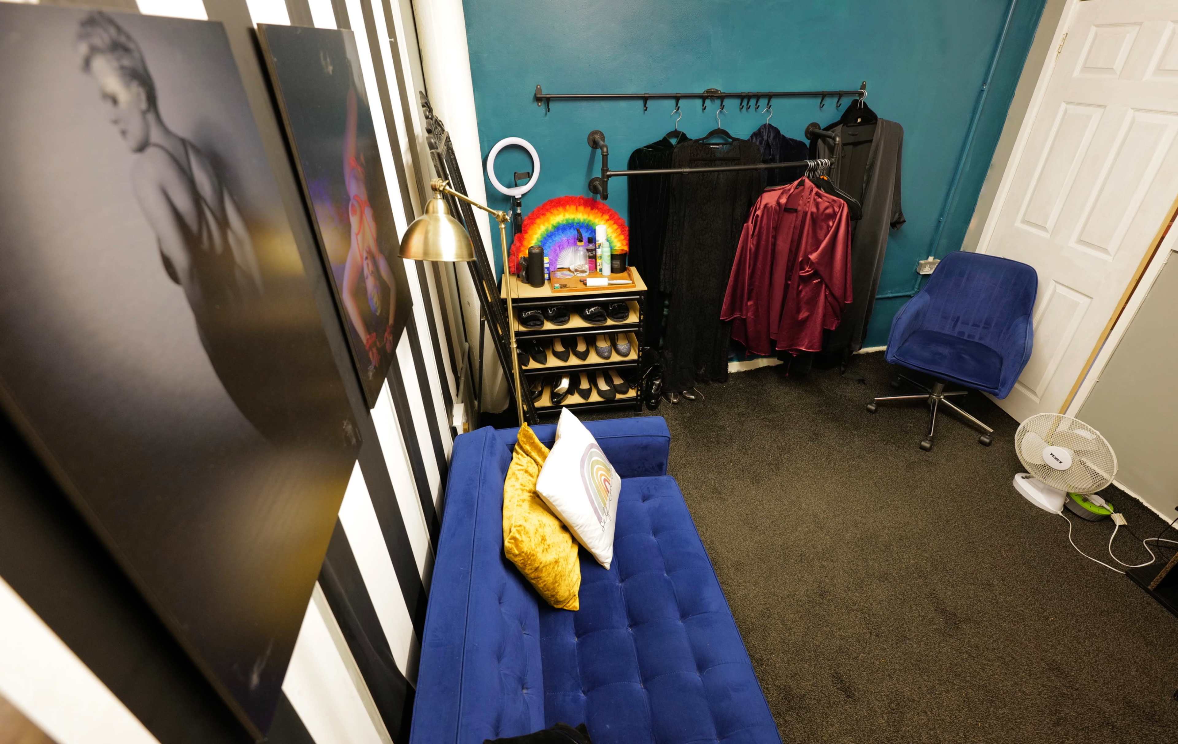Spacious photography studio providing a wide variety of backdrops Image in Manchester, Manchester, ENG
