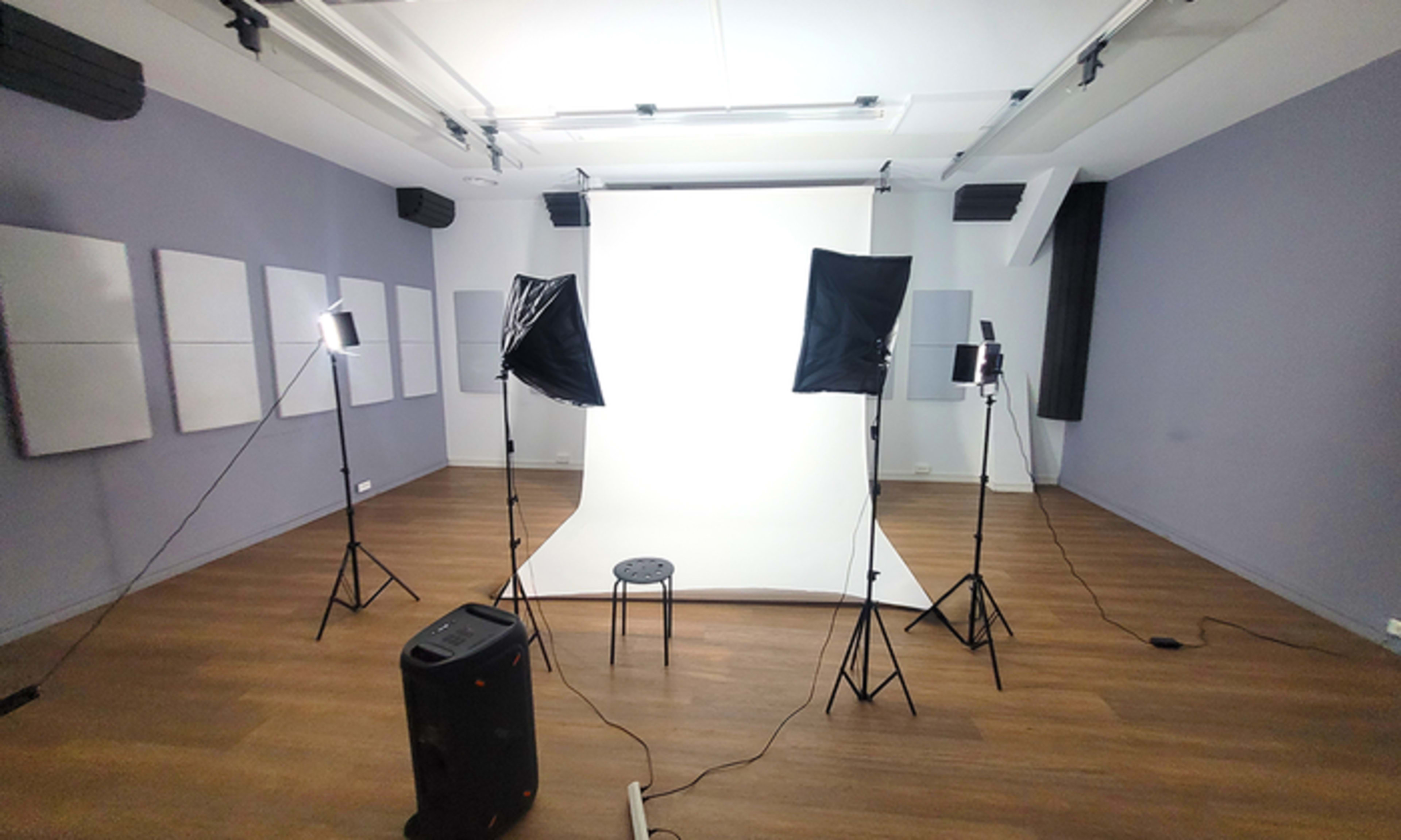Vidéo Web de 48m² dans un lieu atypique et charmant – Lignes 13 & 14 Image dans , SAINT OUEN, 