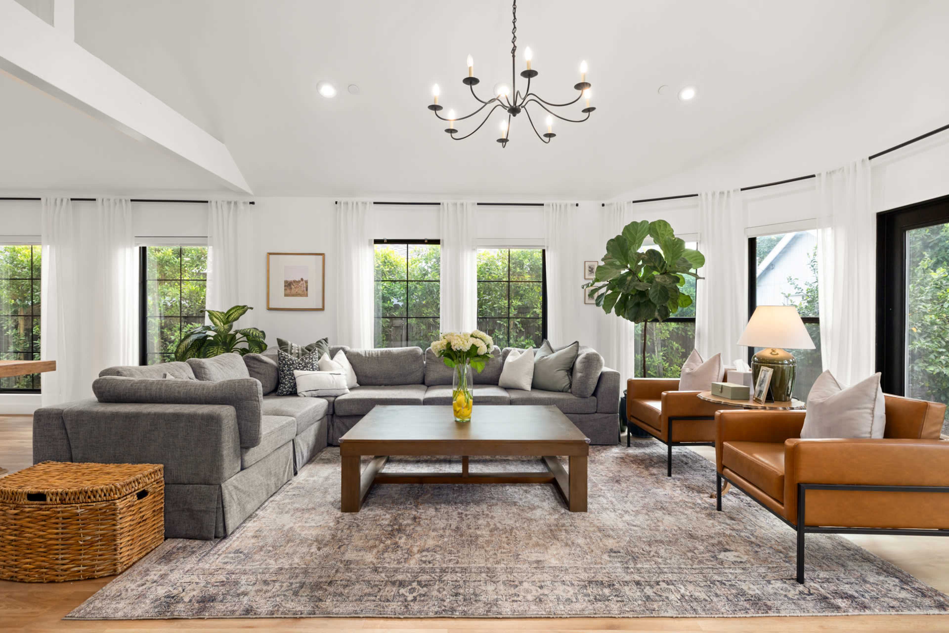 Vertical Series Filming Favorite - Contemporary Design Image in Porter Ranch, Porter ranch, CA