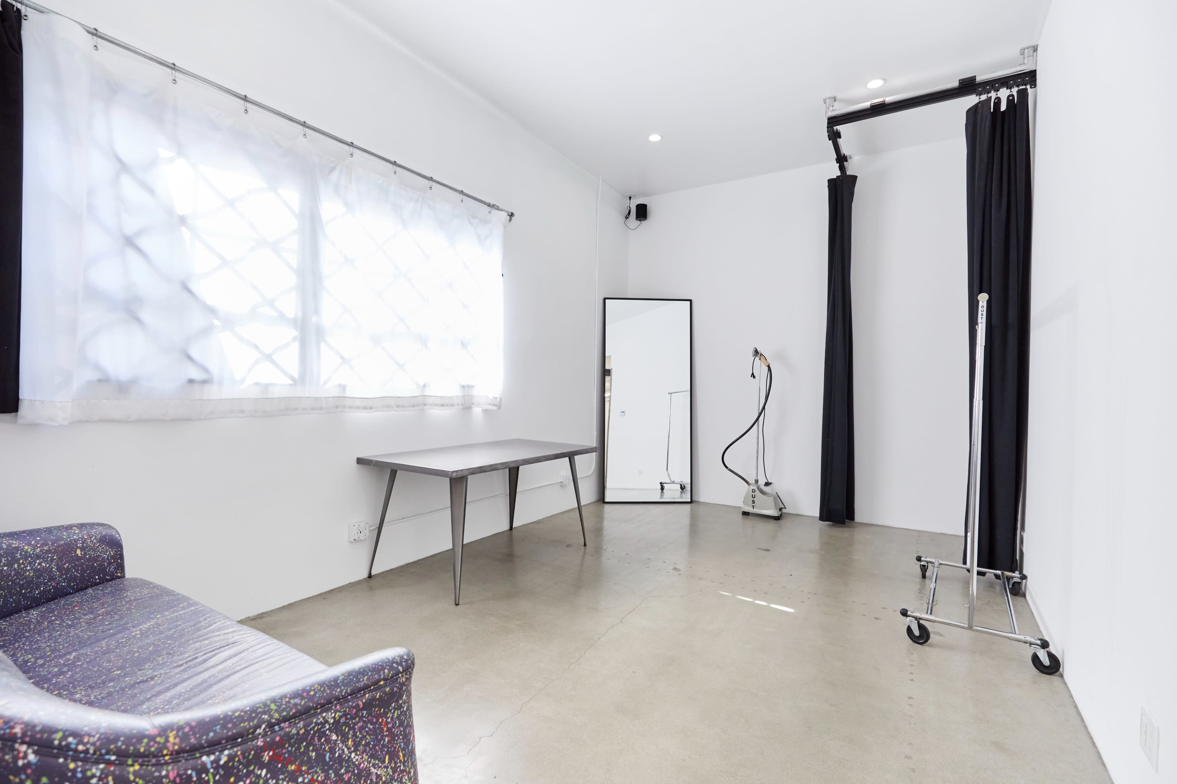 STUDIO 5 | Modern Studio in West Hollywood, VIP Green Room, Cyc & Parking Image in Central LA, Los Angeles, CA