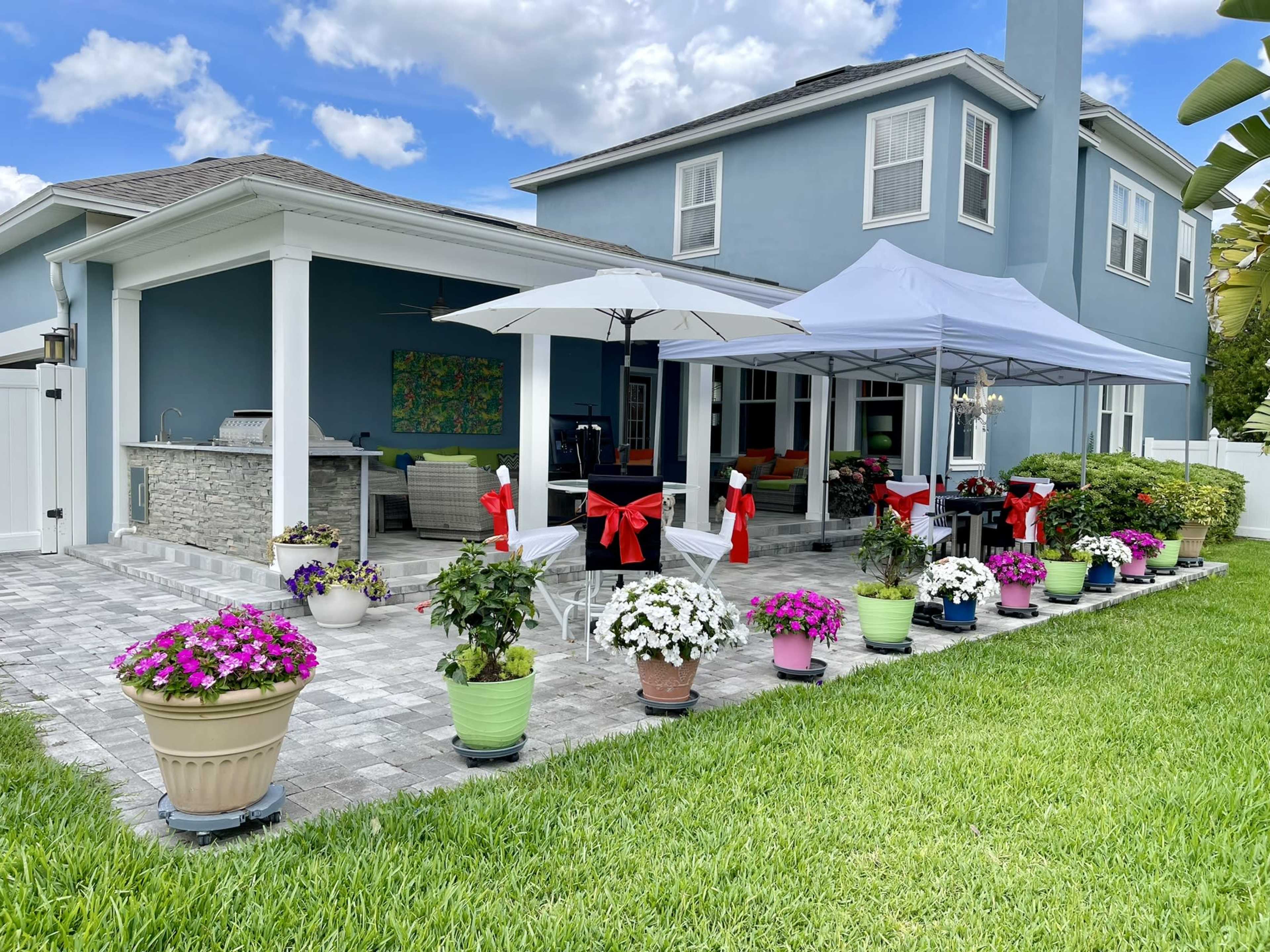 Vibrant, colorful house with gorgeous porch patio, Orlando, FL