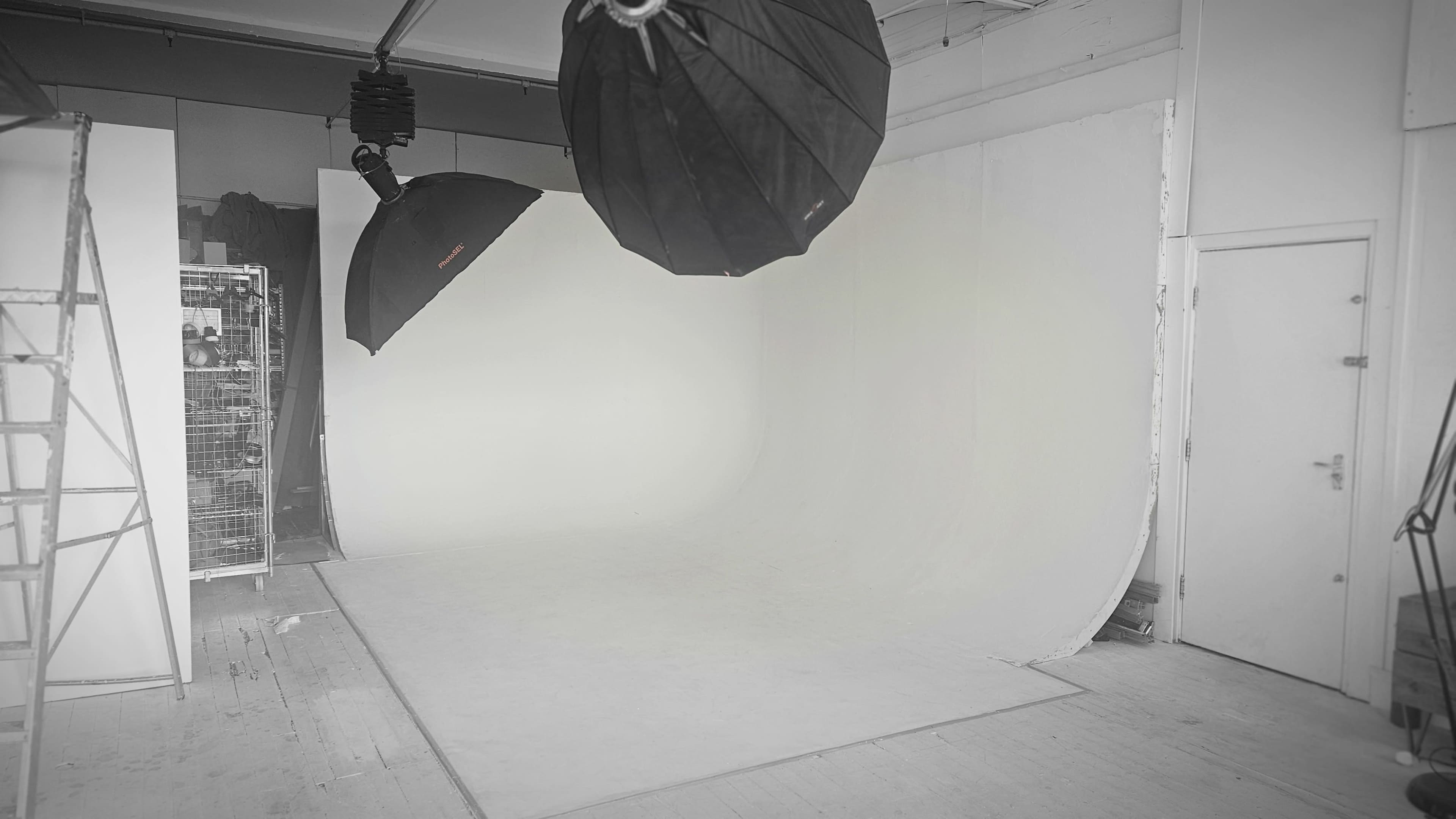 The Daylight Space - Huge windows - Old Cotton Mill - Loft Apartment vibe Image in Stockport, Stockport, ENG