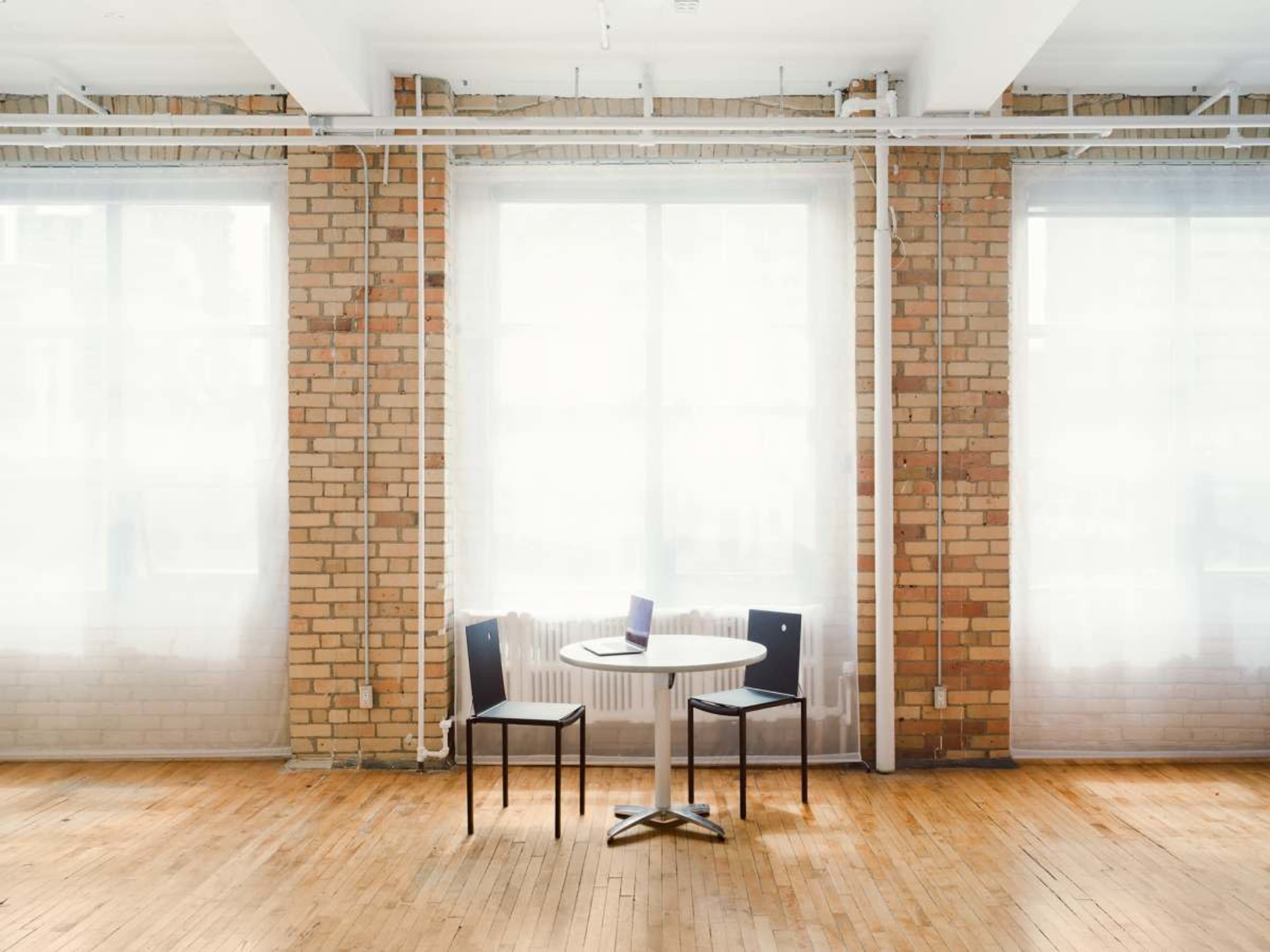 Downtown Studio with kitchen. Large south facing windows Image in Kensington-Chinatown, Toronto, ON