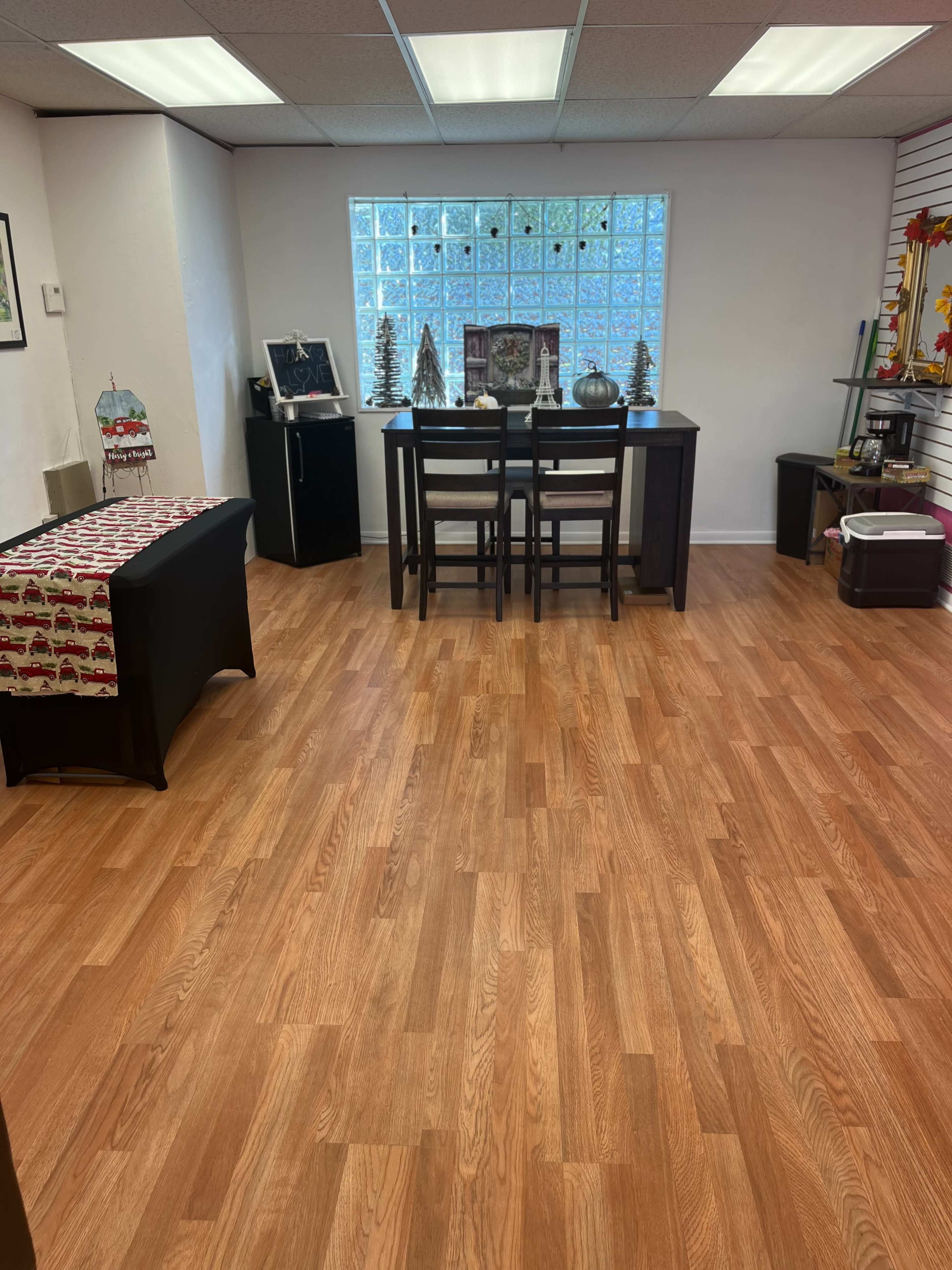 Charming space in Old Orland with lots of sunlight and great empty space! Image in Orland Township, Chicago, IL