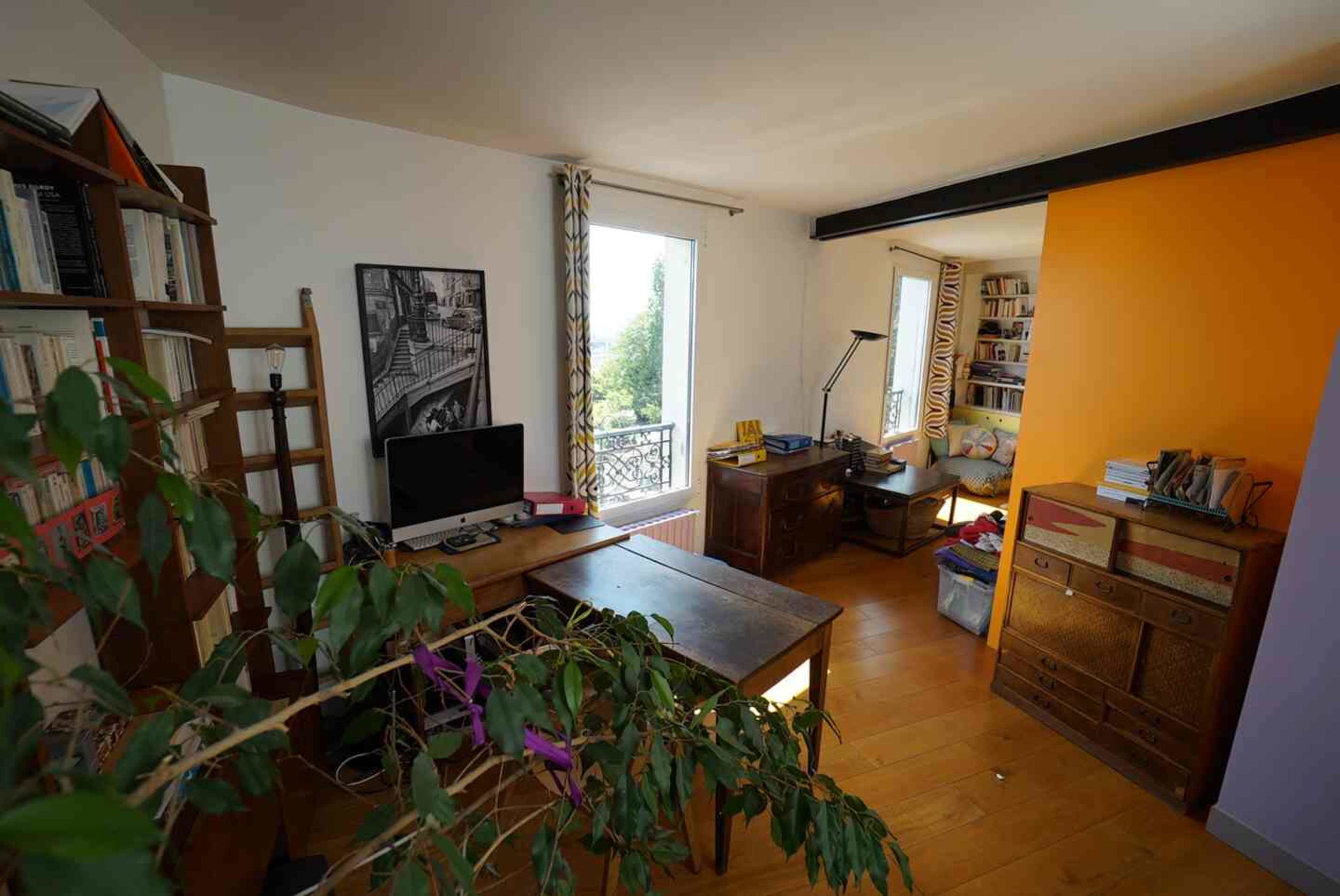 maison joyeuse, comfy, vue sur tout Paris, 5 pièces sur 3 niveaux Image in Belleville, Paris