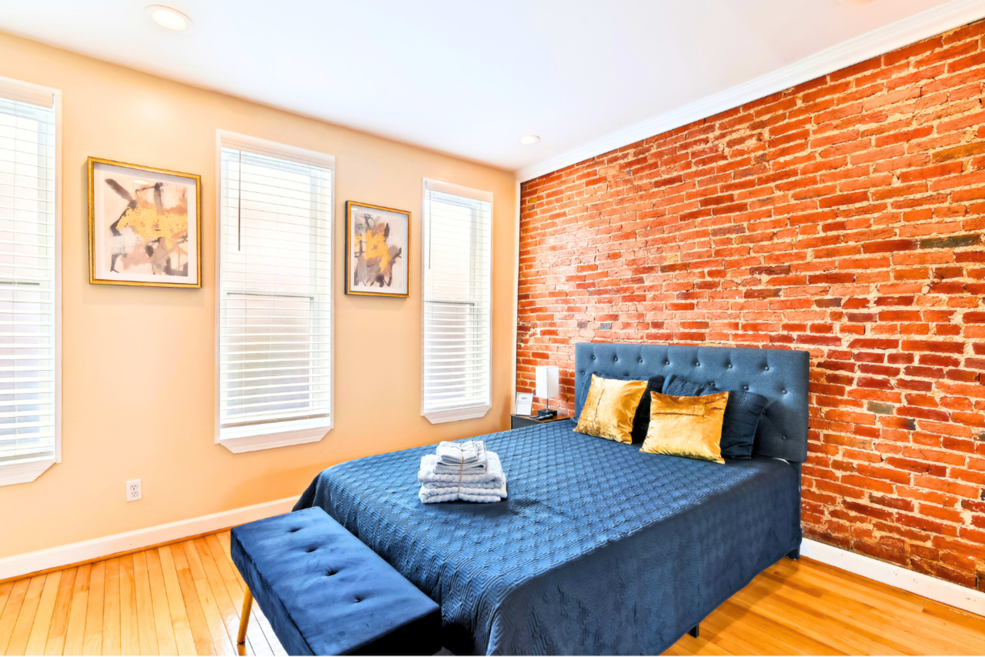 Federal Hill & Inner Harbor Lux Retreat: 3 Bedrooms Image in South Baltimore, Baltimore, MD