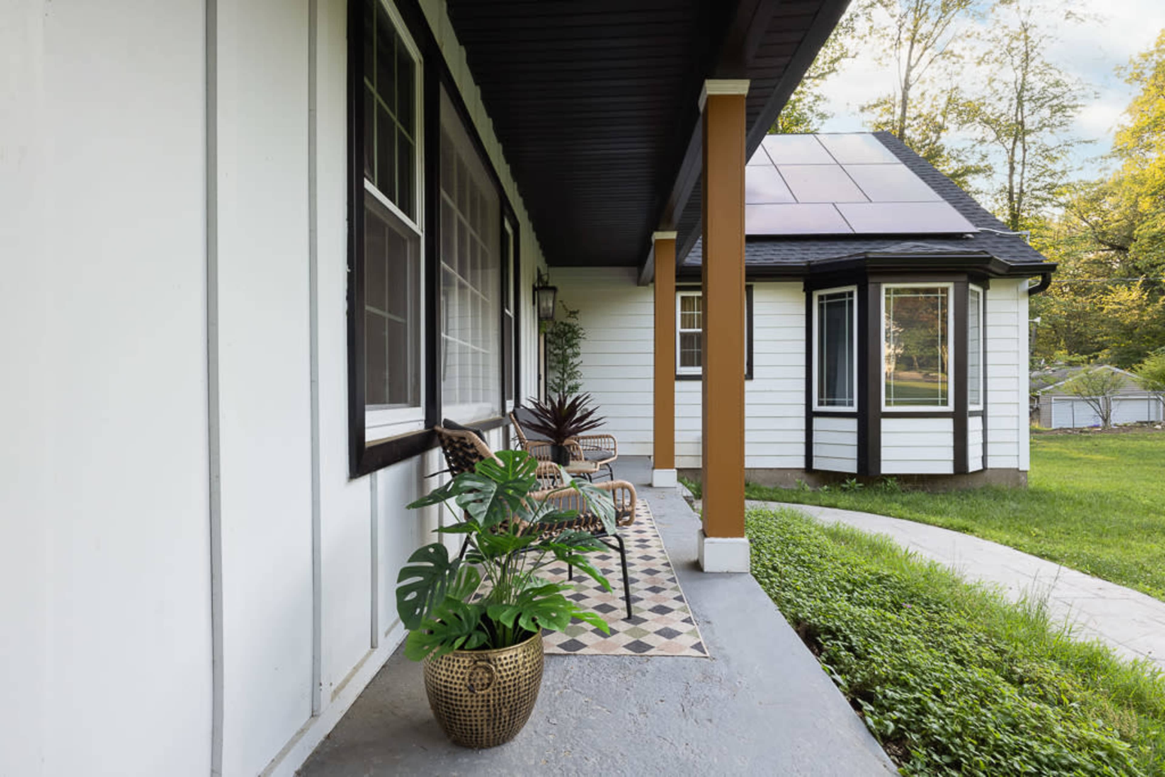 Indoor/Outdoor Creative Space with Natural Light Image in Ramapo, Airmont, NY