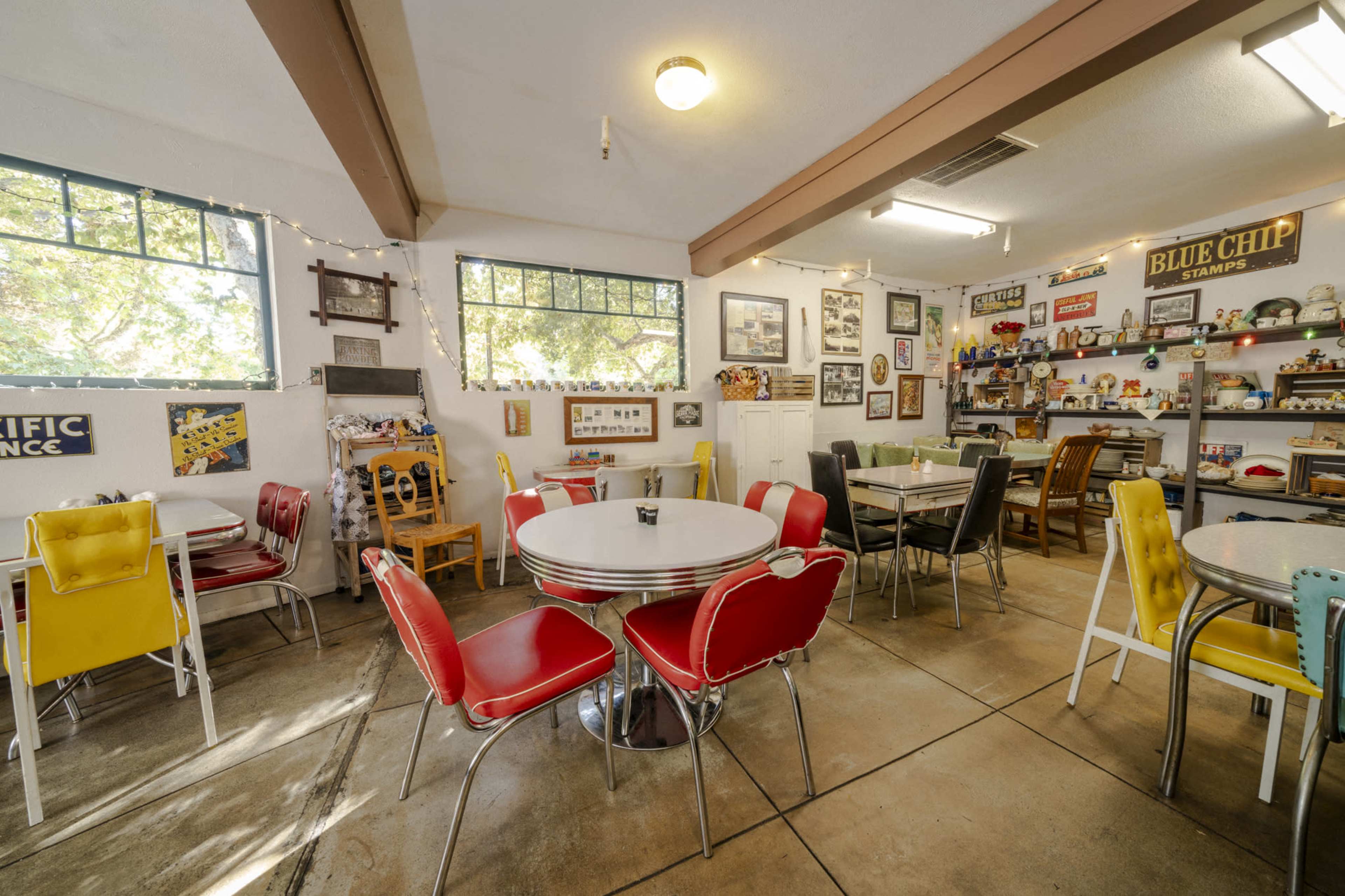 Cozy Retro Market Image in Sierra Madre, Sierra Madre, CA