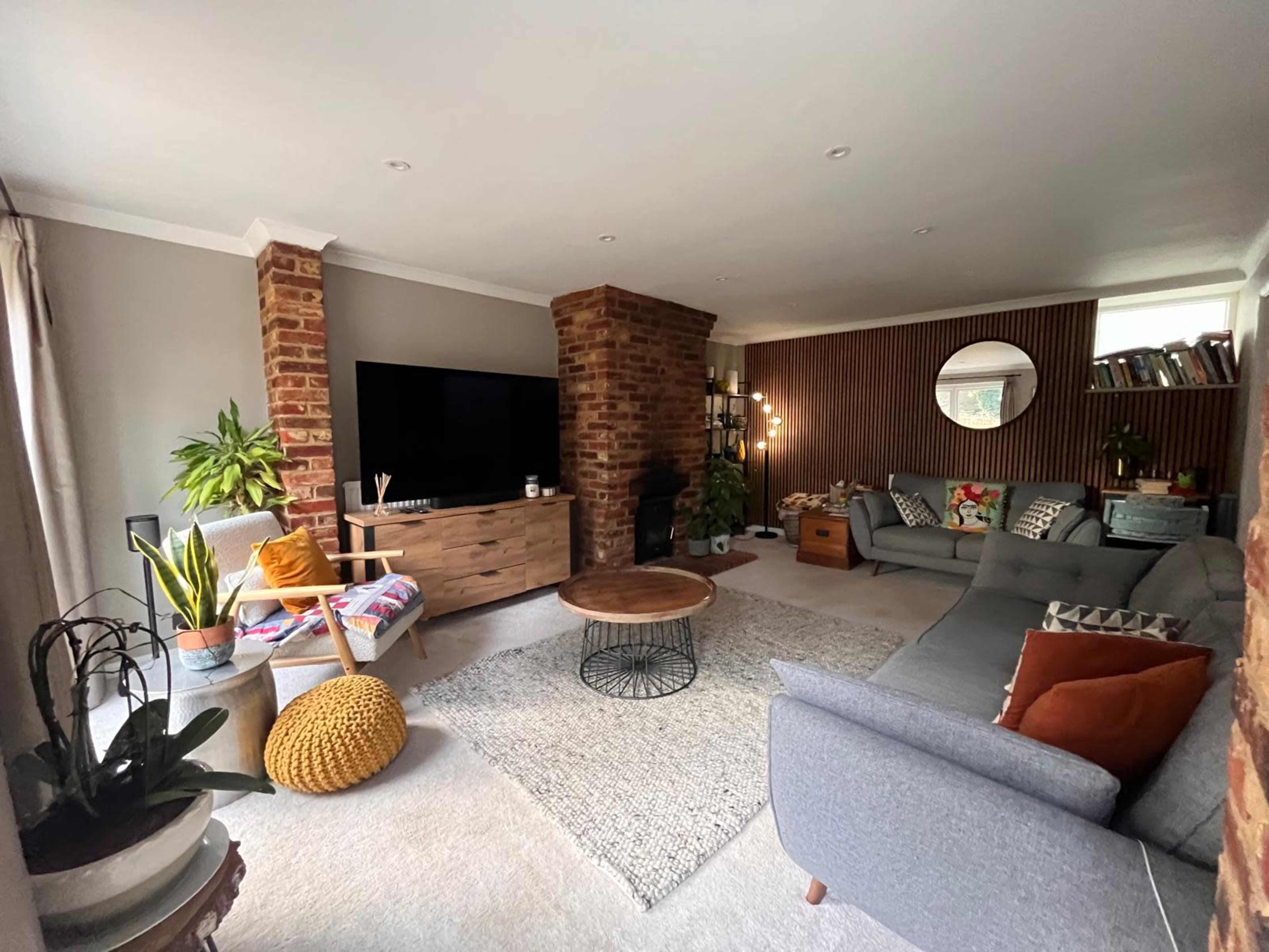 Grade 2 listed barn Conversion in Wargrave with large garden Image in Wargrave, Reading, ENG