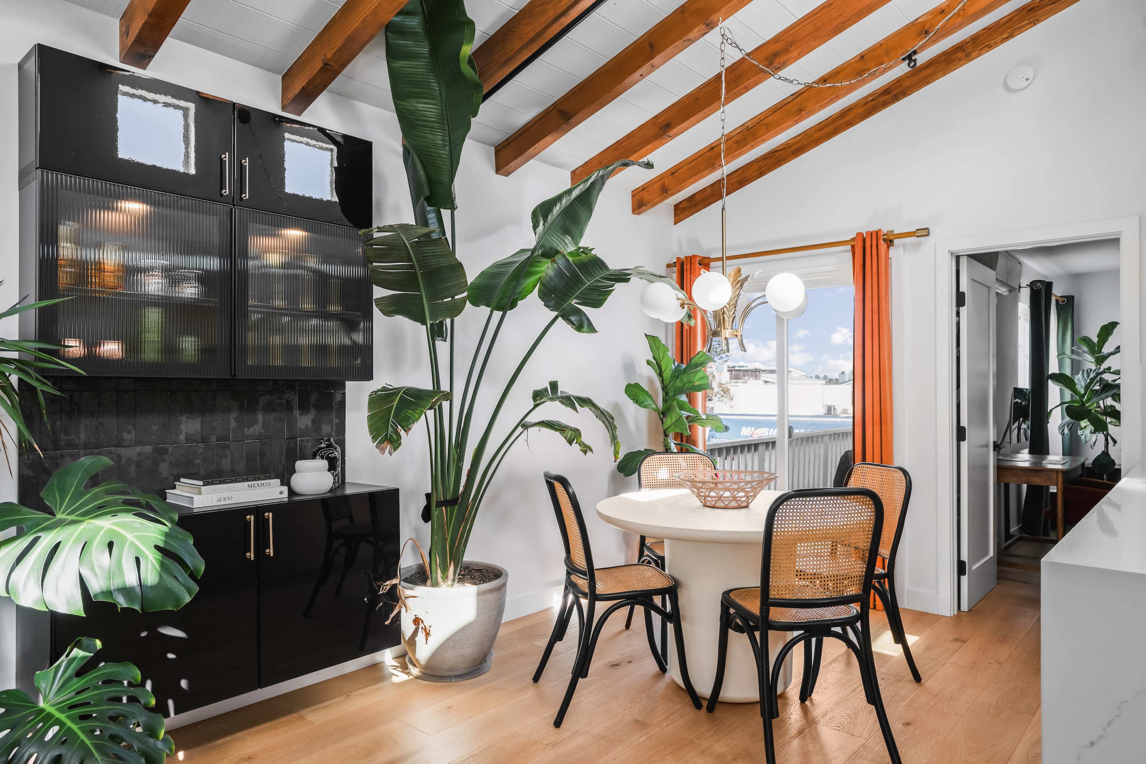 Tropical Apartment w/vaulted wood beams, ton of natural light Image in Mission Beach, San Diego, CA