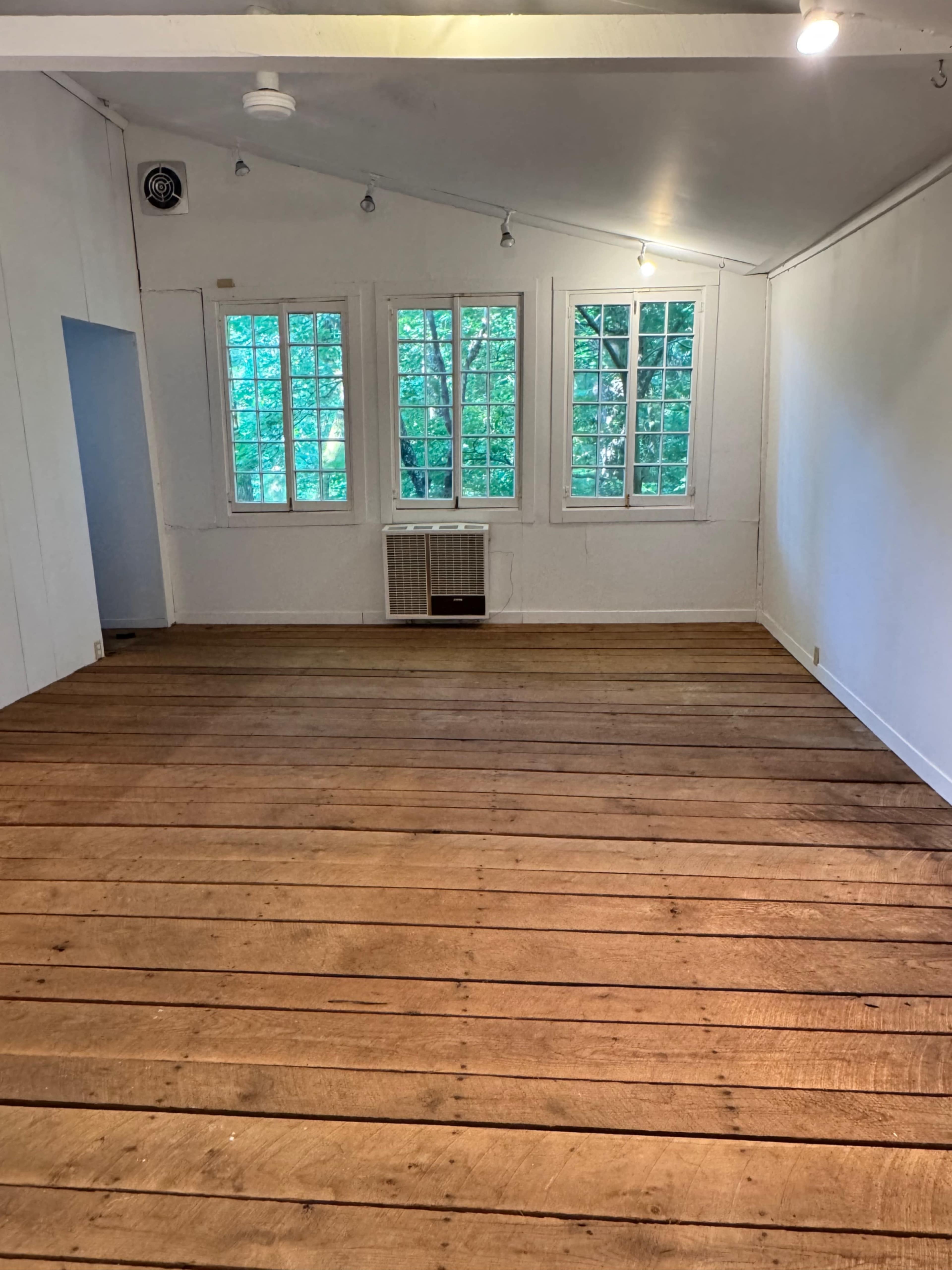 200 year old fabulous barn Image in Woodbury, Woodbury, CT