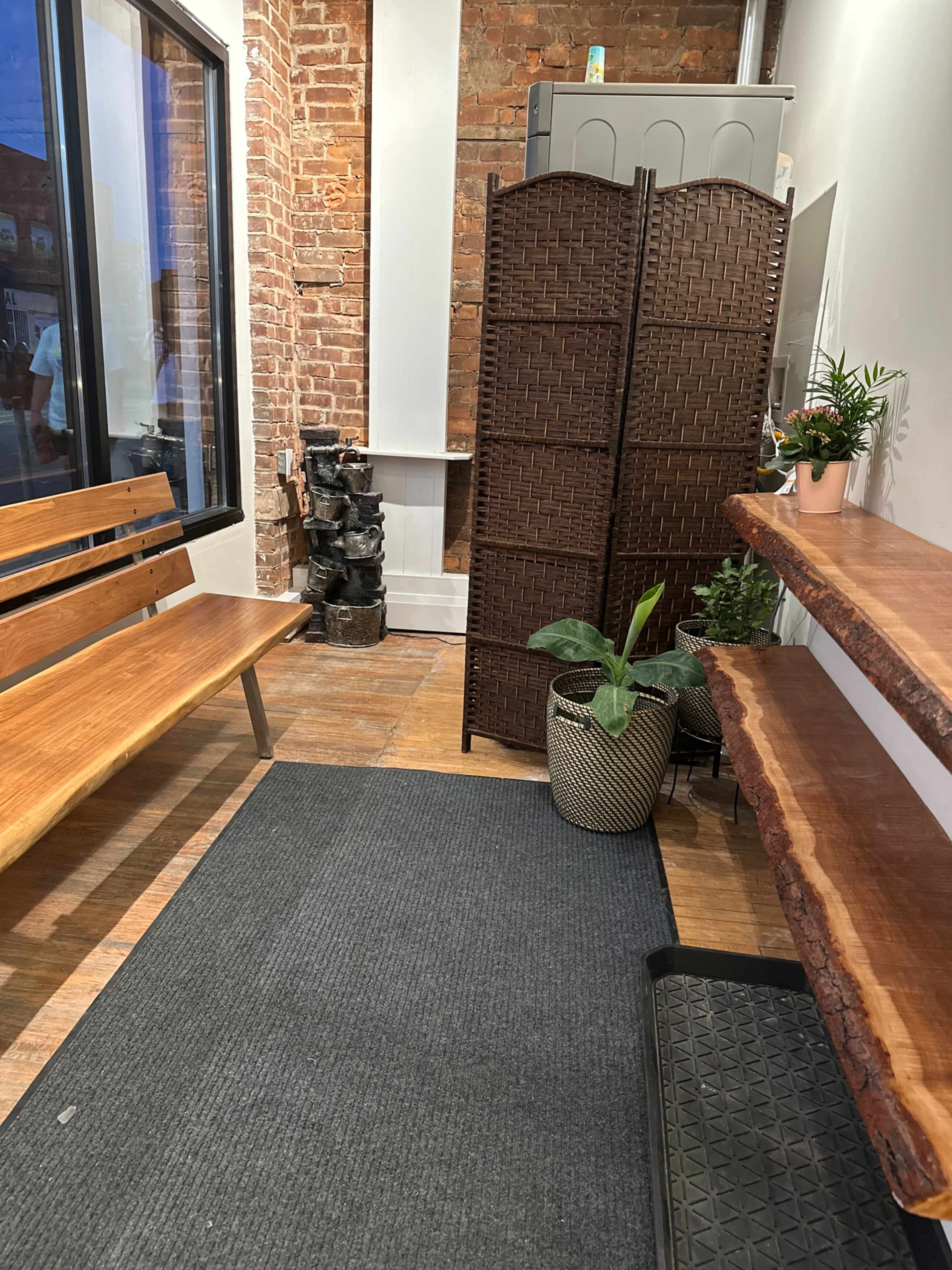 Inviting Studio space Image in Crown Point West, Hamilton, ON