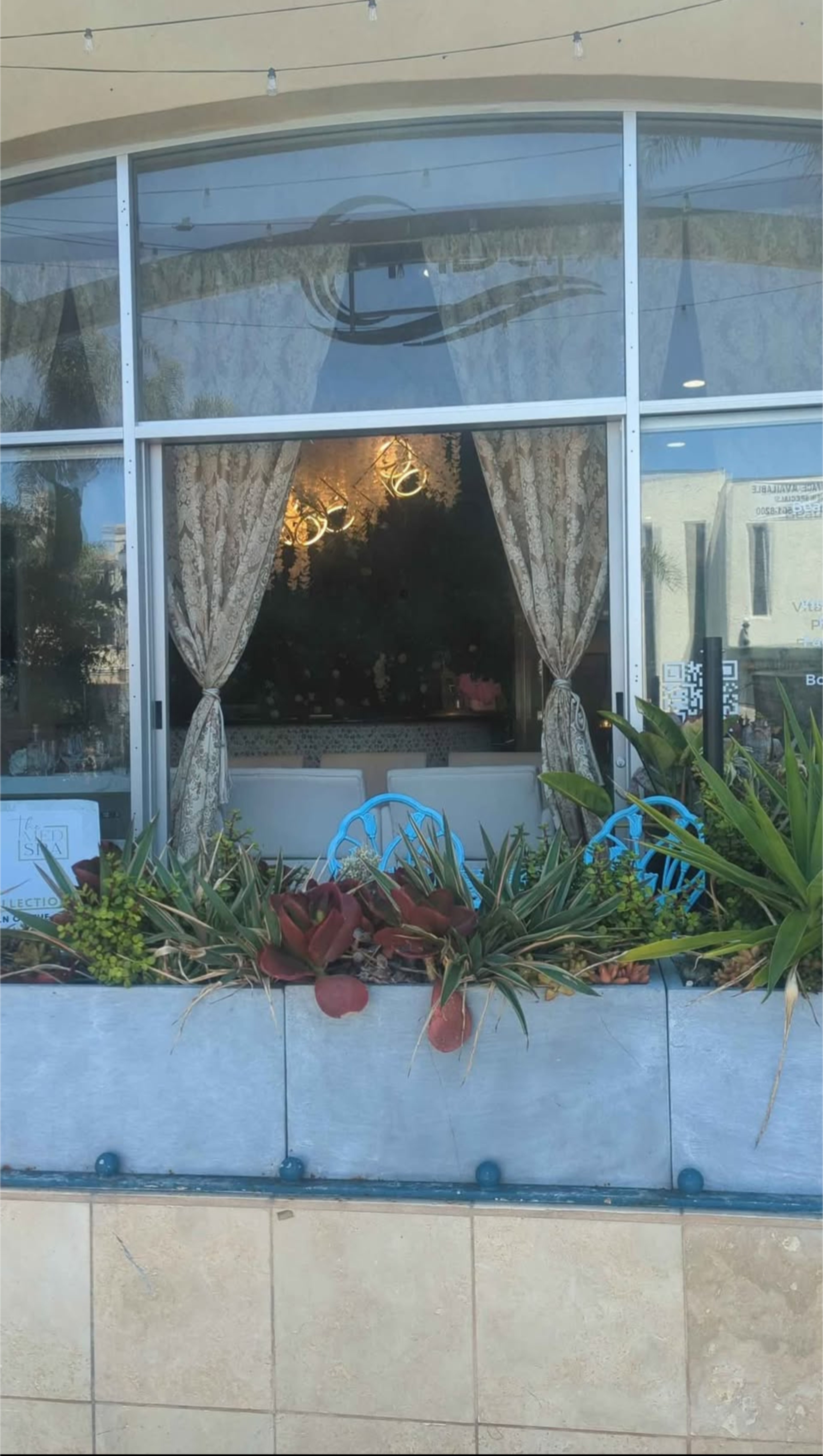 Downtown Main Street Huntington Beach CA  retail sales space good for events or Pop up space small business Image in Huntington Beach, Huntington Beach, CA