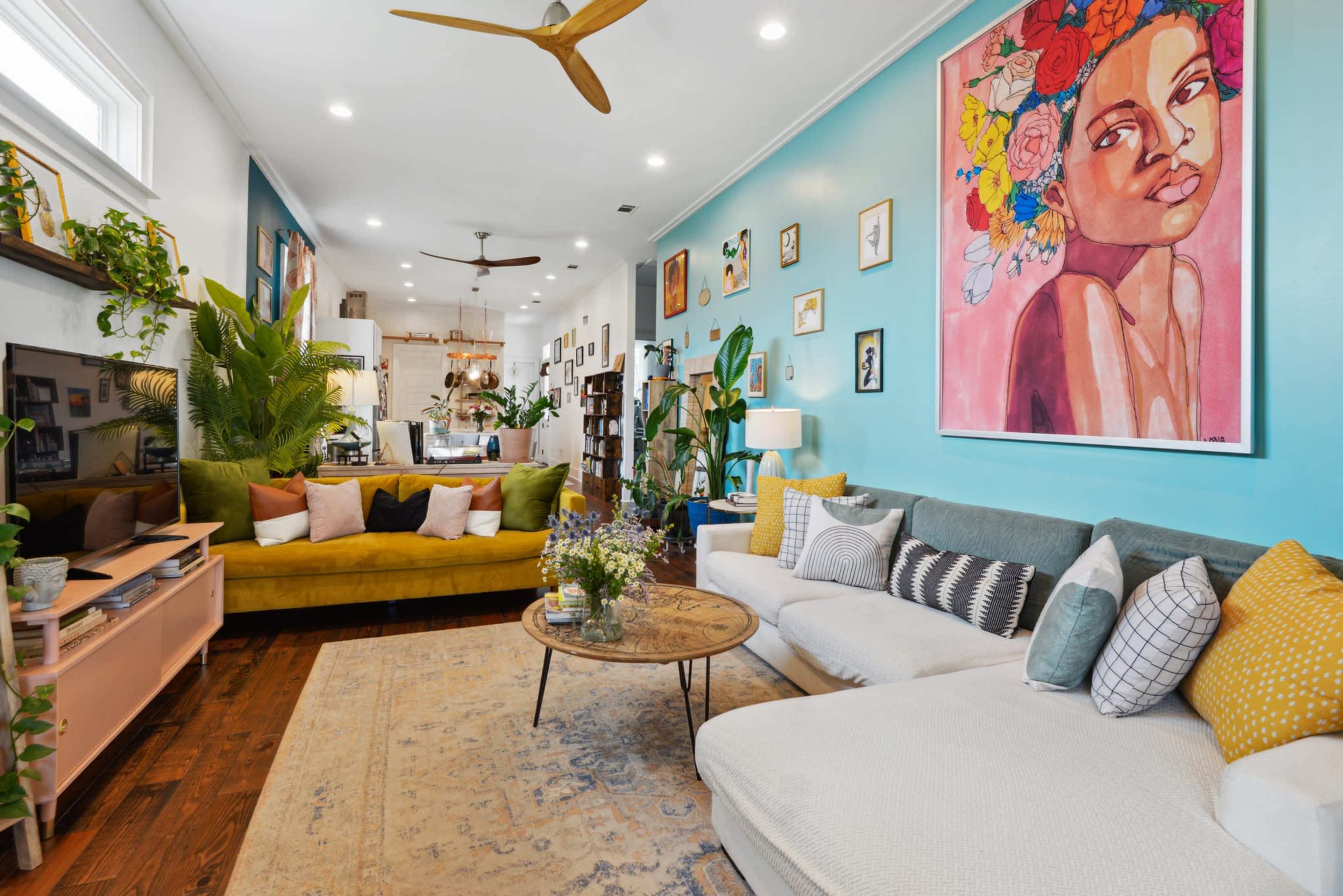 Chic and Comfortable Meeting Space in Uptown Oakland Image in Leonidas, New Orleans, LA