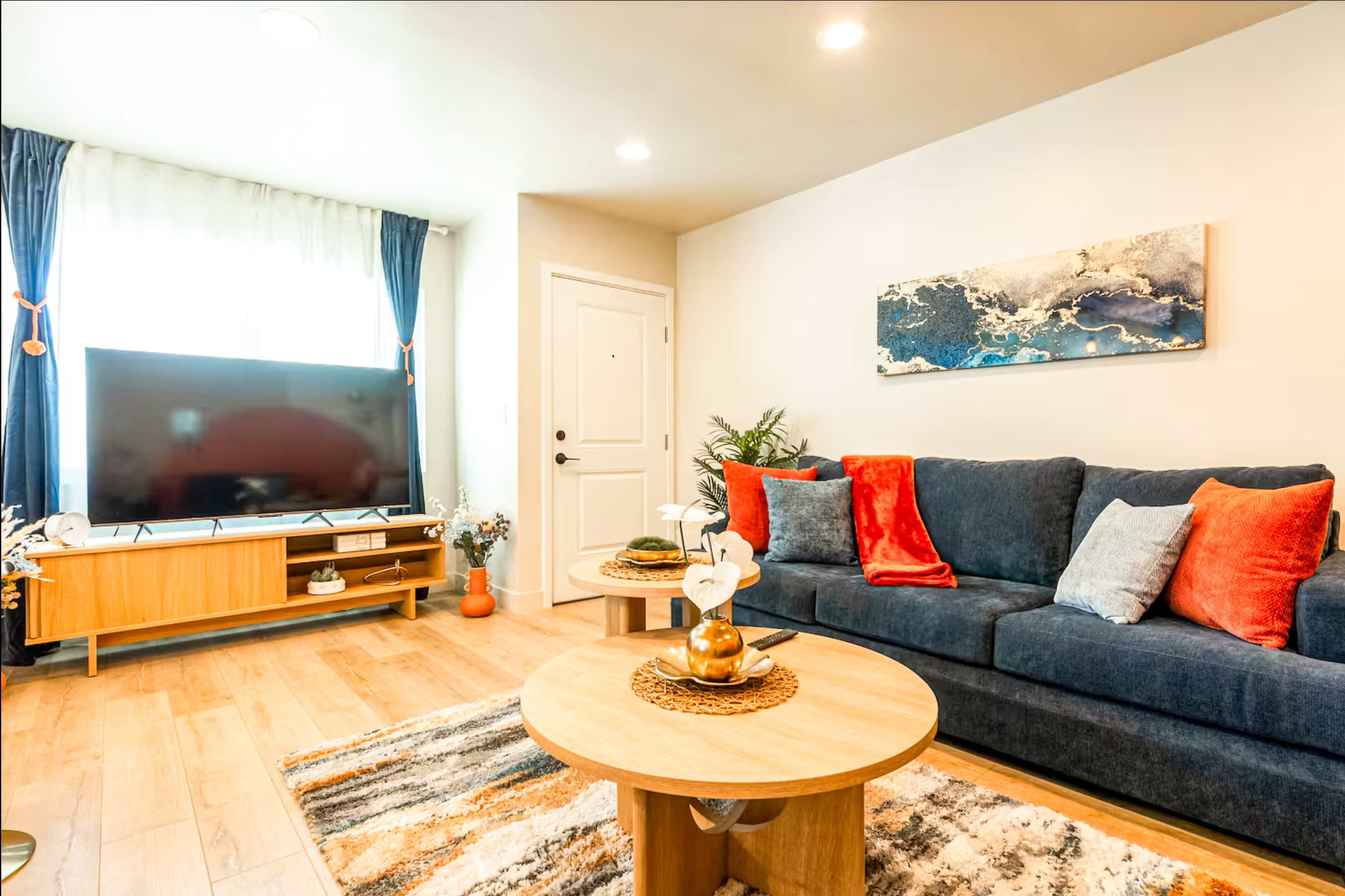 Elegant Modern Home with Open Layout & Natural Light Image in South Los Angeles, Los Angeles, CA