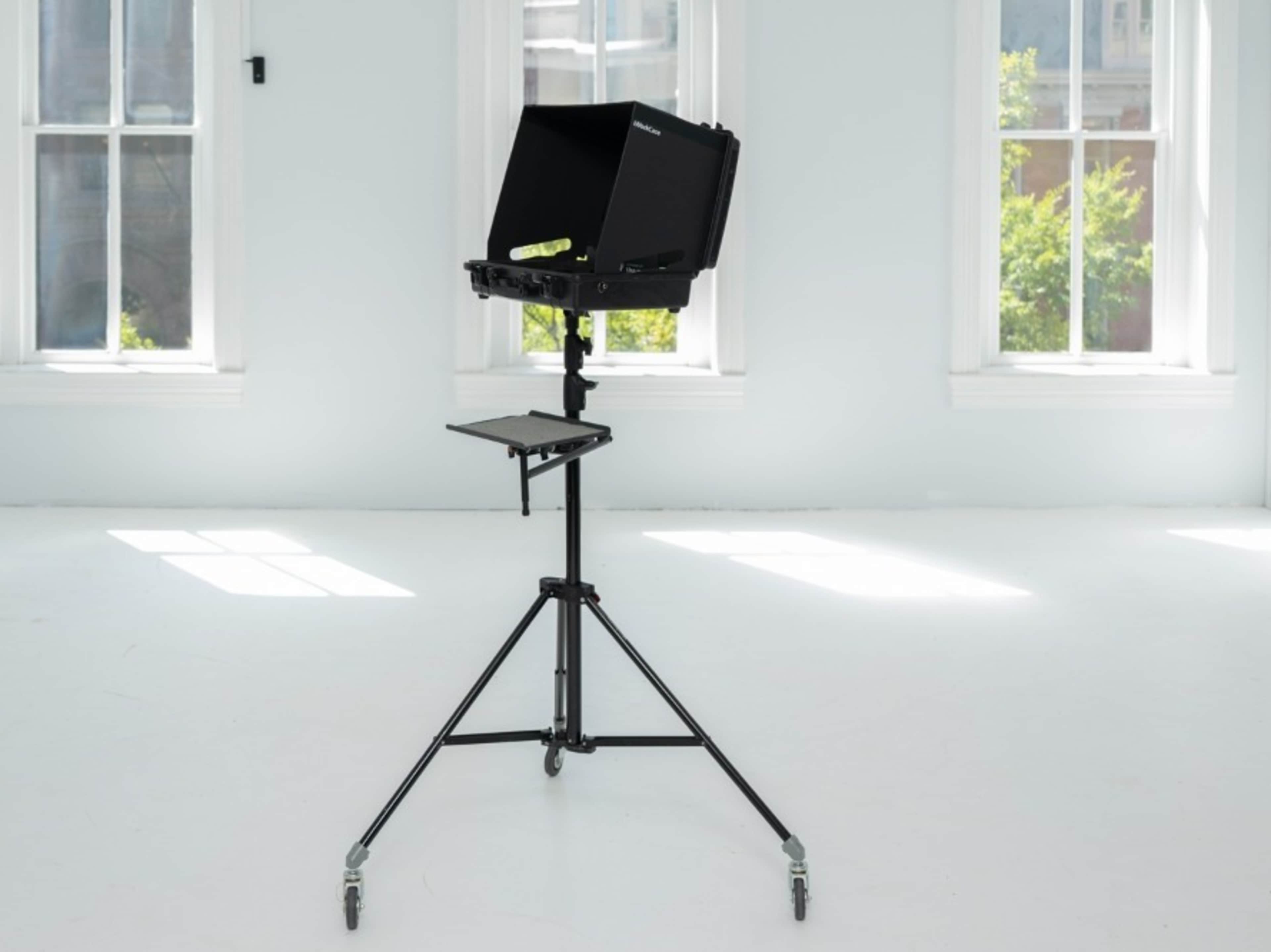 Rolling laptop tether station 