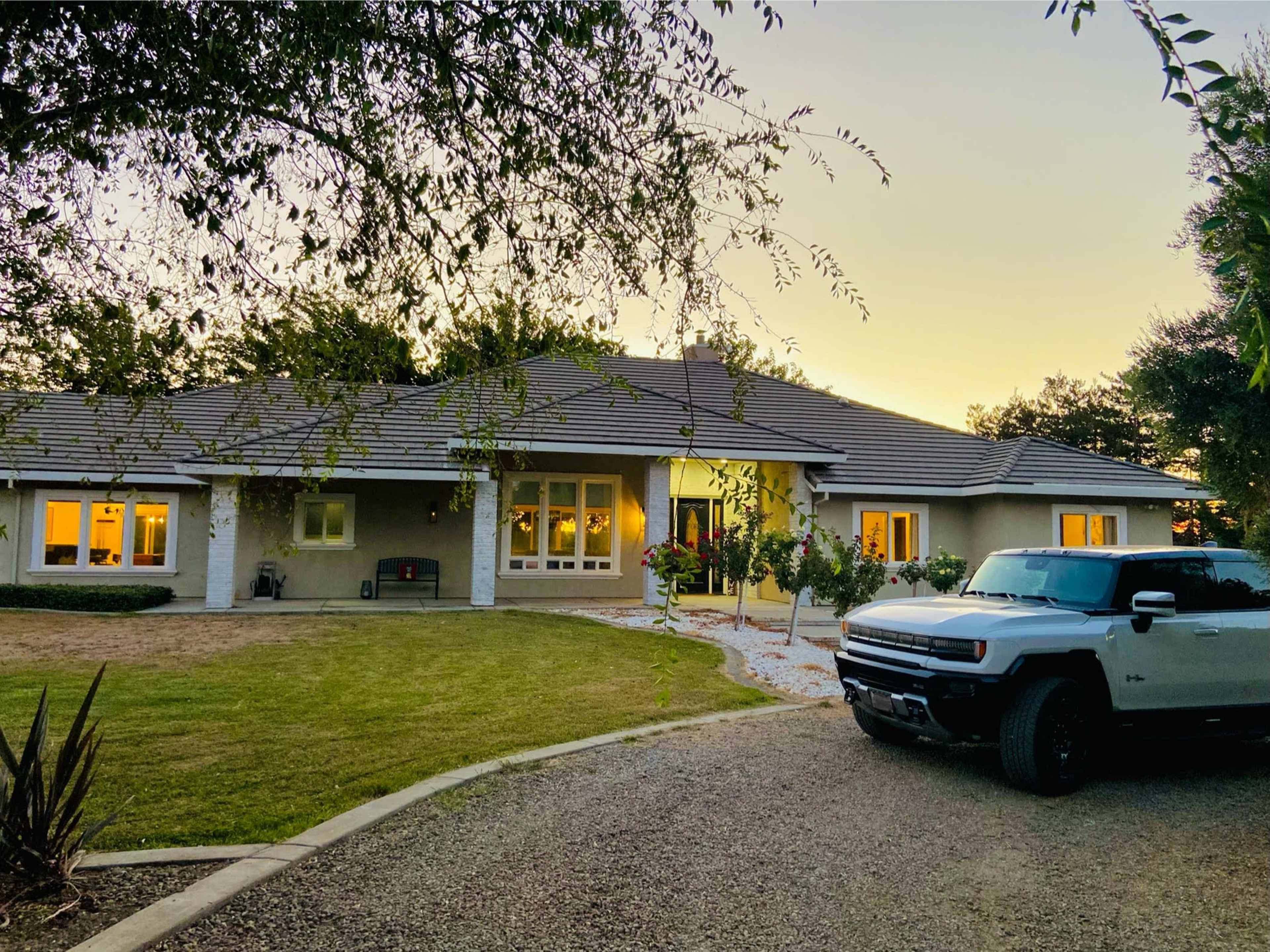 Unique Designer Villa with Multiple Backdrops and Natural Light Image in , Vernalis, CA