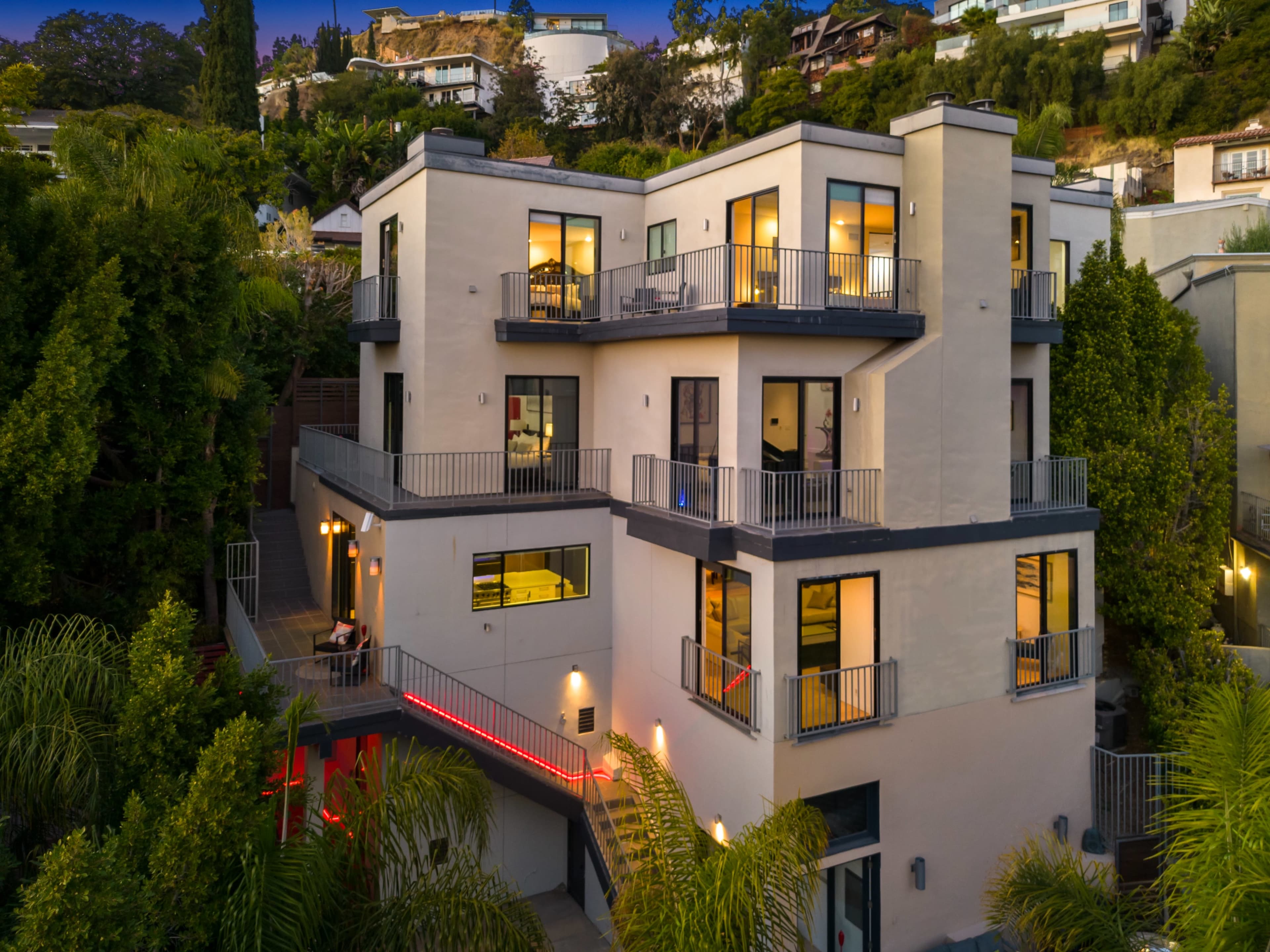 MODERN HILLSIDE VILLA WITH ROOFTOP VIEWS & POOL Image in Central LA, Los Angeles, CA