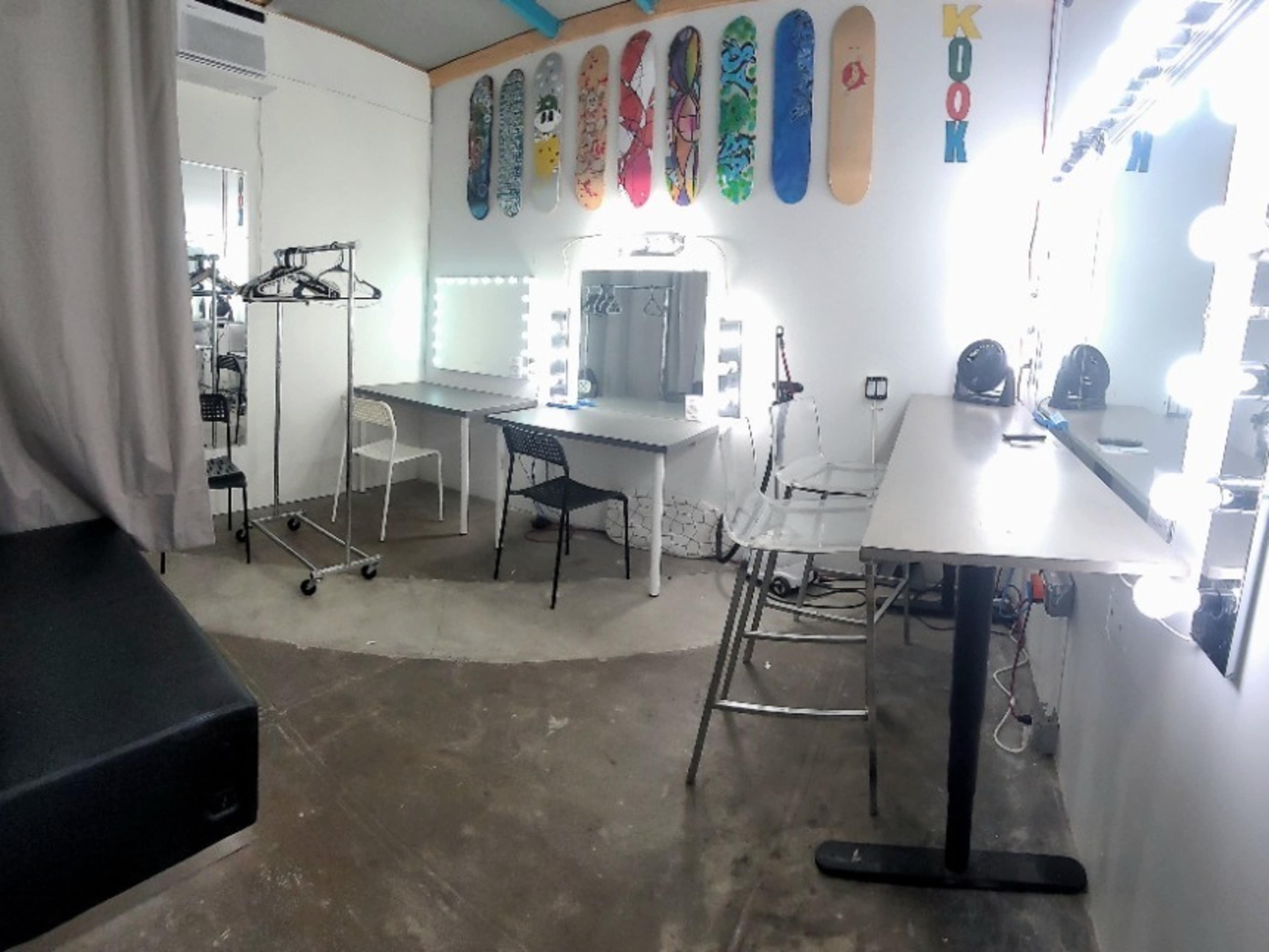 Additional large makeup/styling room