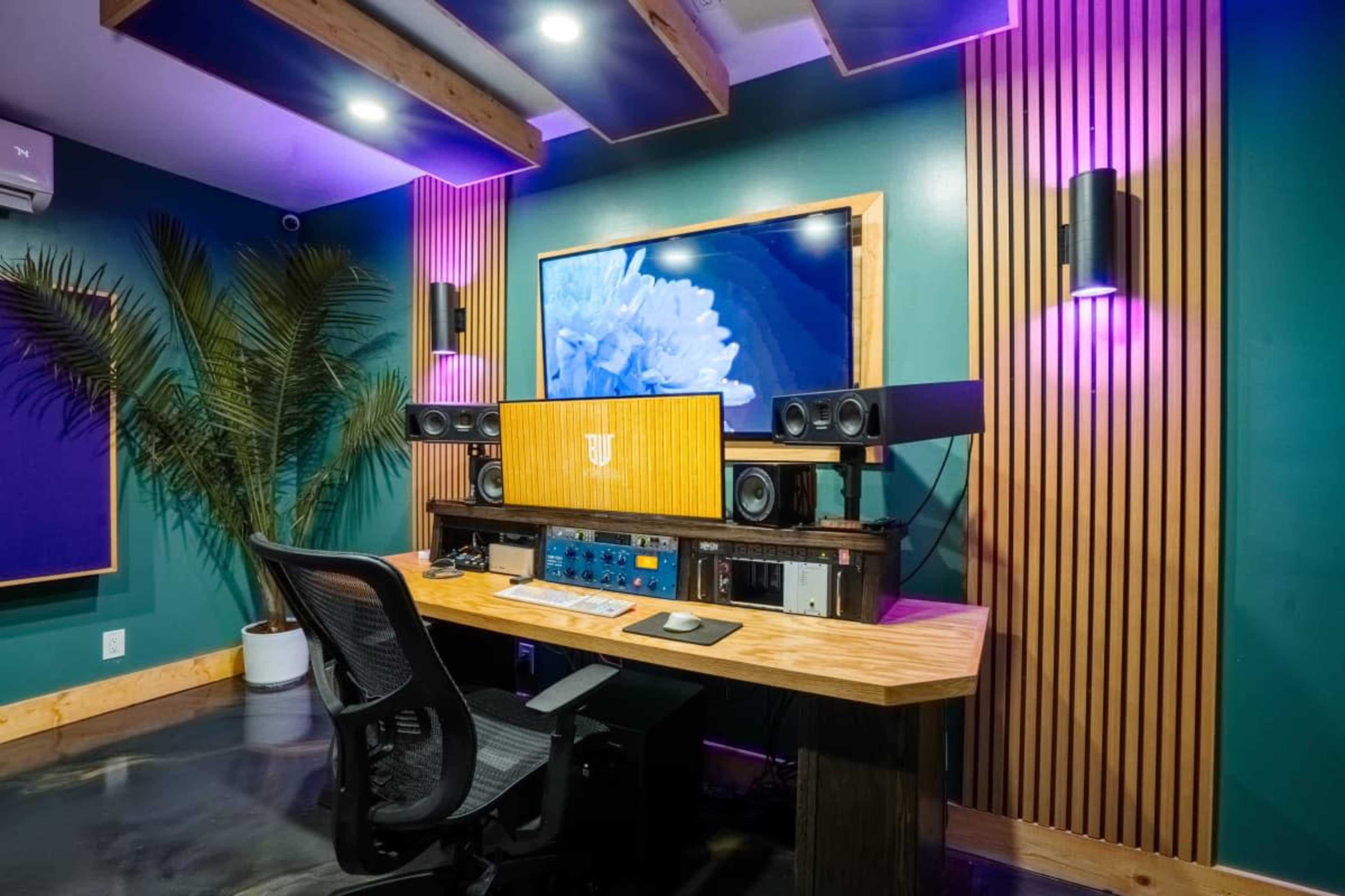 Retro-Style, Fully-Equipped Recording Studio Image in Toluca Lake, North Hollywood, CA
