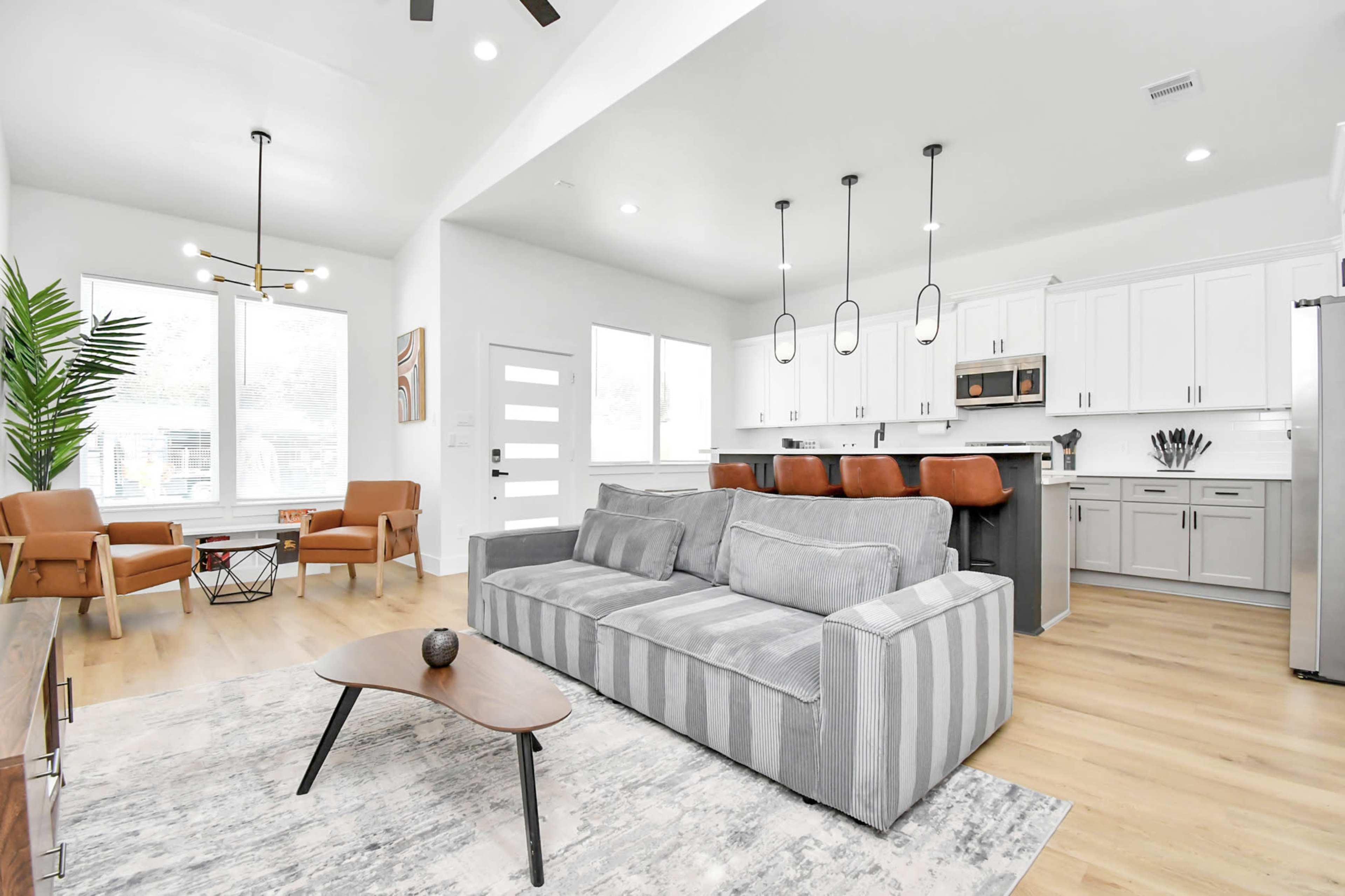 Spacious Gated Houston Retreat | Perfect for Meetings, Retreats & Events (Sleeps 18) Image in South Park, houston, TX