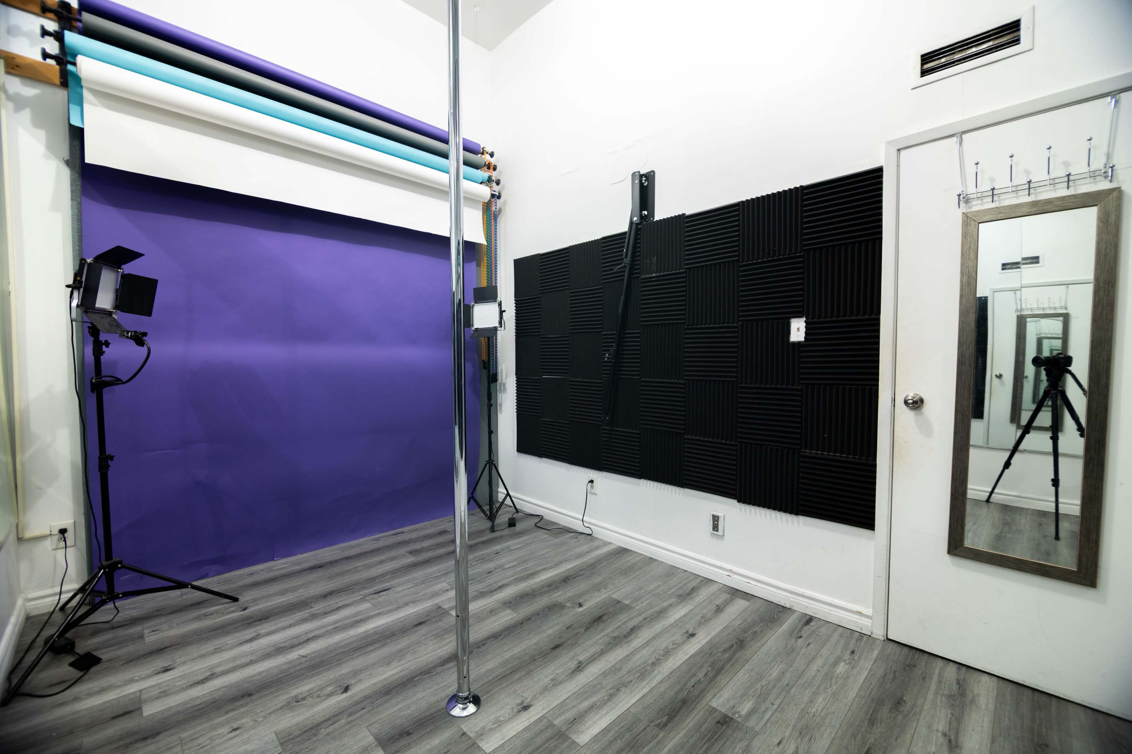 12 Ft Pole Studio With Mirrors, Paper Backdrops & Studio Lighting Image in Niagara, Toronto, ON