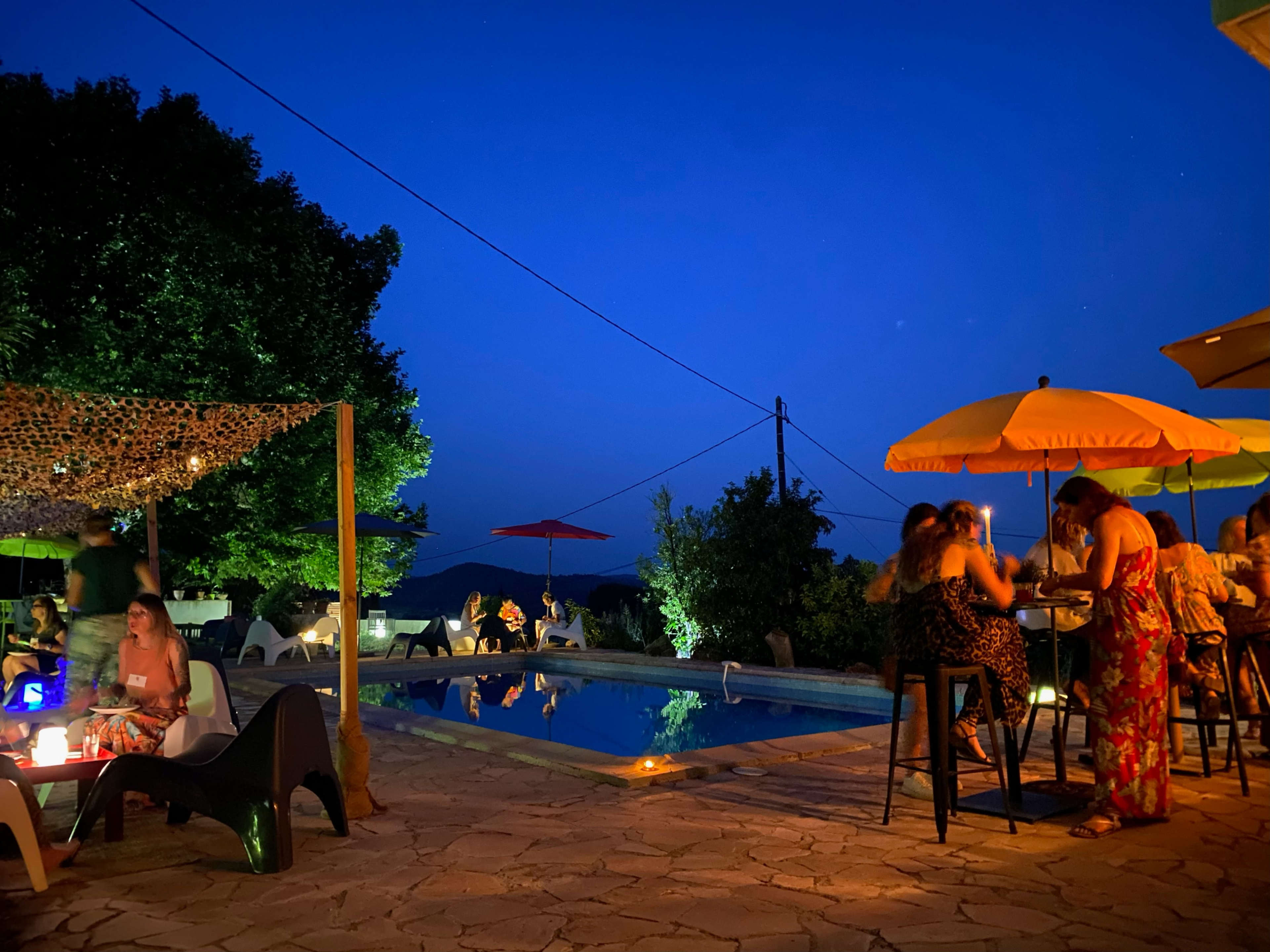 Jardin avec piscine au milieu des vignes Image in , SOLLIES-PONT